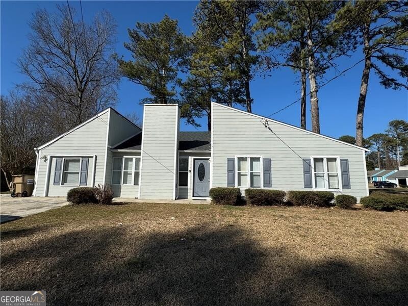 Beautiful fully furnished traditional ranch style home. Open floorplan.