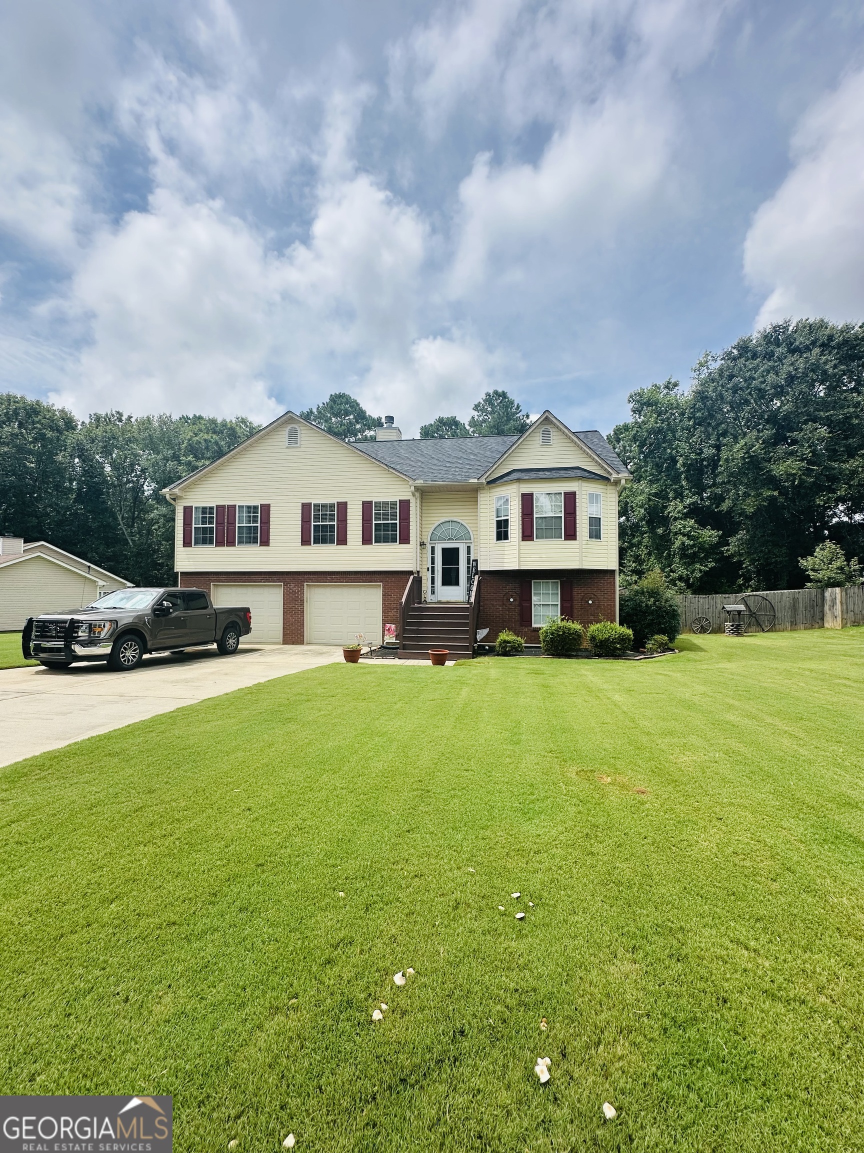 Split foyer with tons of space! 5 bedrooms 3 baths, updated kitchen with stainless steel appliances and granite countertops, fenced back yard, neighborhood pool!