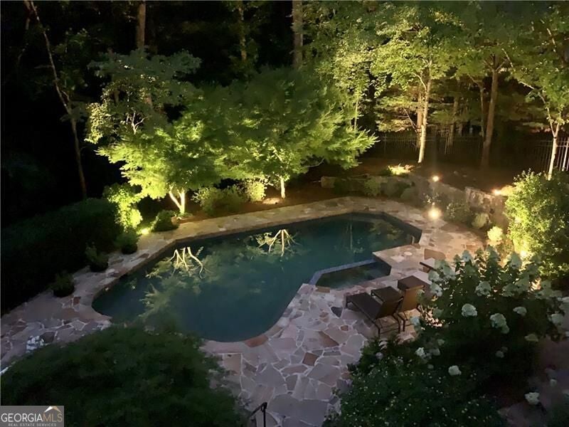 950 Tiverton LN
