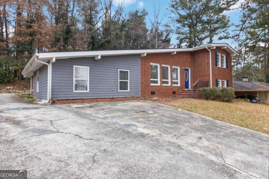 Photo of 3035 Mclendon Circle NW, Atlanta, GA 30318 (MLS # 10656506)