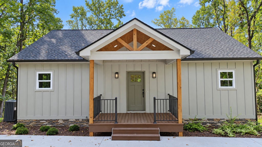 Photo of 420 Lake Place Drive, Lavonia, GA 30553 (MLS # 10848511)