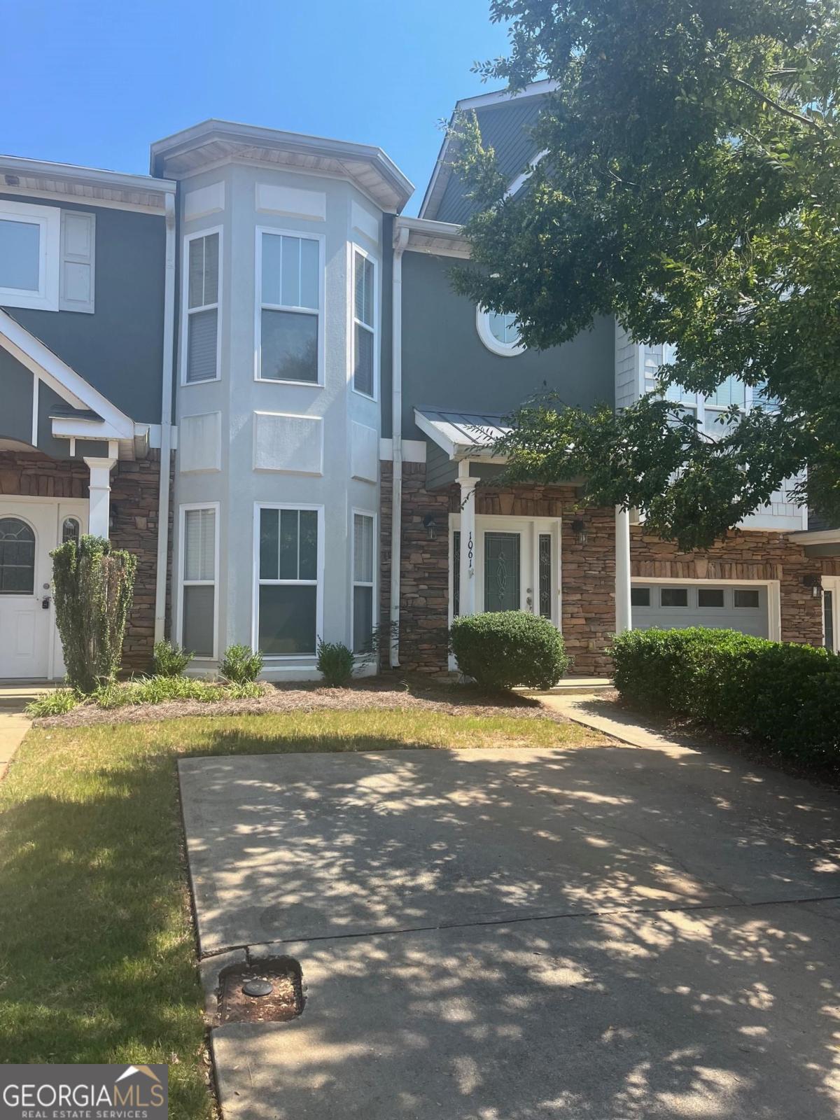 Welcome to your new home at the lake. This renovated 3 bedroom, 3 bathroom townhome is located in the heart of Lake Country, close to all the shopping and restaurants. This is a must see home. Newly painted, with new flooring, new HVAC system and overlooking the pool, this is the best value in The Reserve at Park Place. Easy to show, please use ShowingTime.
