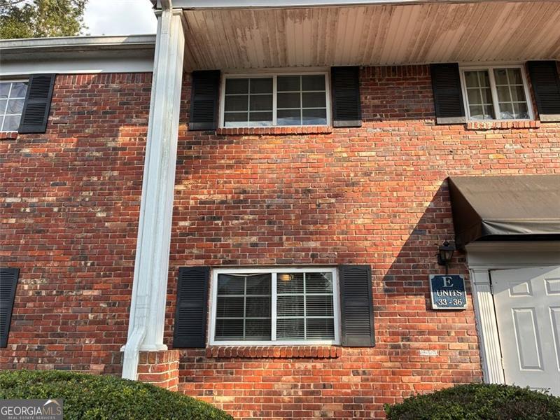 Maintained 2 bed, 2 bathroom condo in the highly sought after woodlands of athens community. Nestled just minutes from the downtown Athens and the University of Georgia campus, this gated community offers the perfect balance of convenience, comfort, and amenities. The commuity features gated entry with security, ample parking and shuttle access to UGA.
