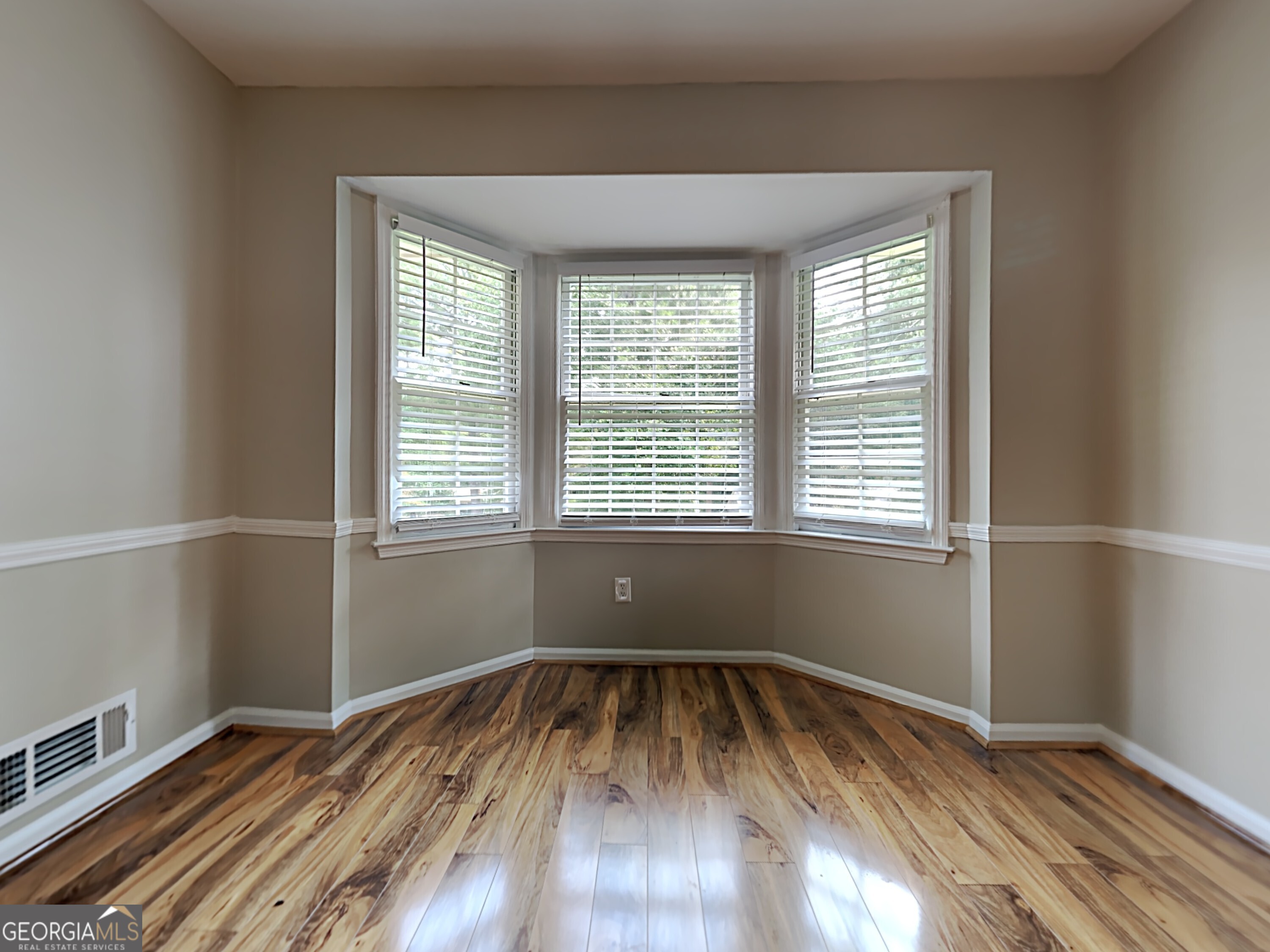 551 Village Green CT SW