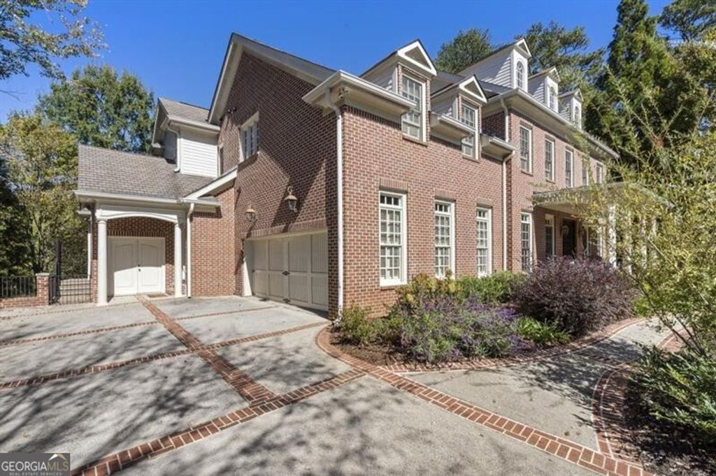 Photo of 390 Ivy Knoll NE, Atlanta, GA 30342 (MLS # 10630520)