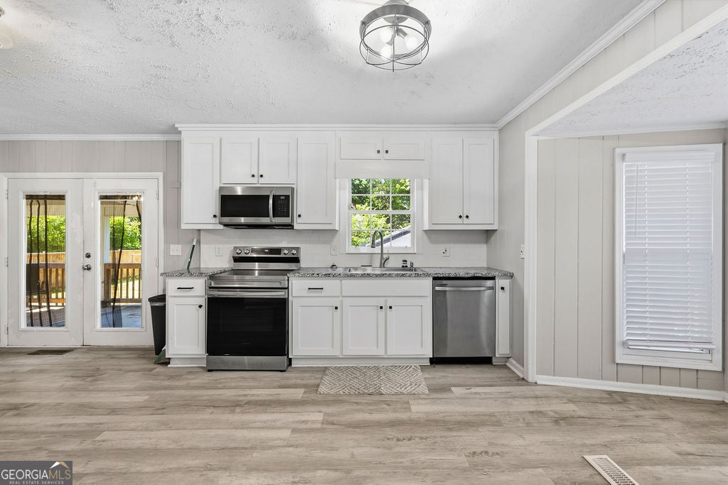 313 Glen Iris DR