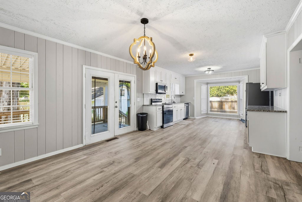 313 Glen Iris DR