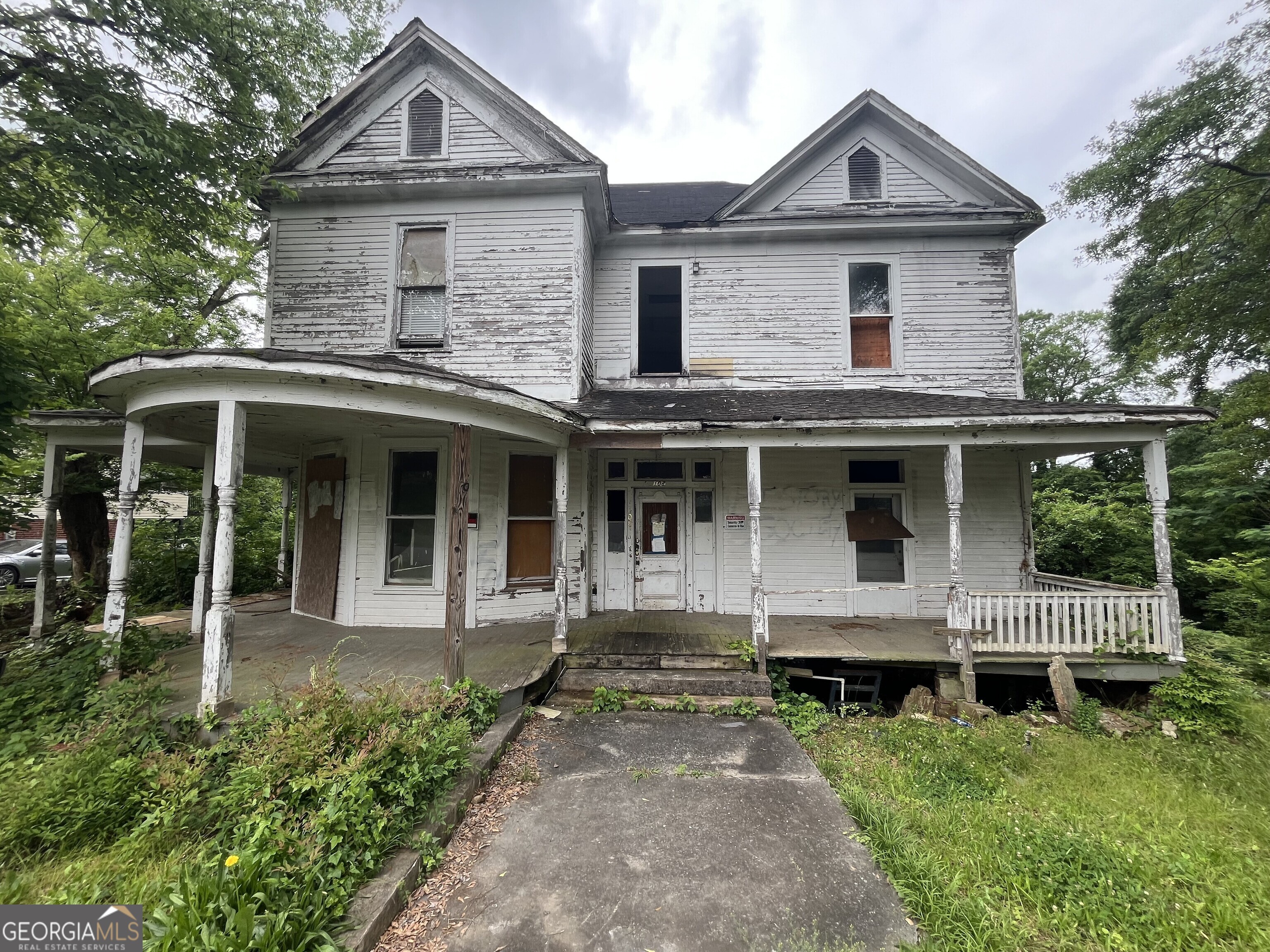 Investor Special Co This 1912 Victorian in East Rome is waiting for the right buyer to bring it back to life. The home has incredible potential but needs renovation. The home has great bones and the original hardwoods and bead board walls/ceilings remain. Sitting at the intersection of Darlington Way SW and E 10th Street, this area has seen revitalization, making this a great opportunity for the right investor. With five fireplaces, a flexible layout, and historic character, this could be restored into a spacious single-family home or potentially a duplex.