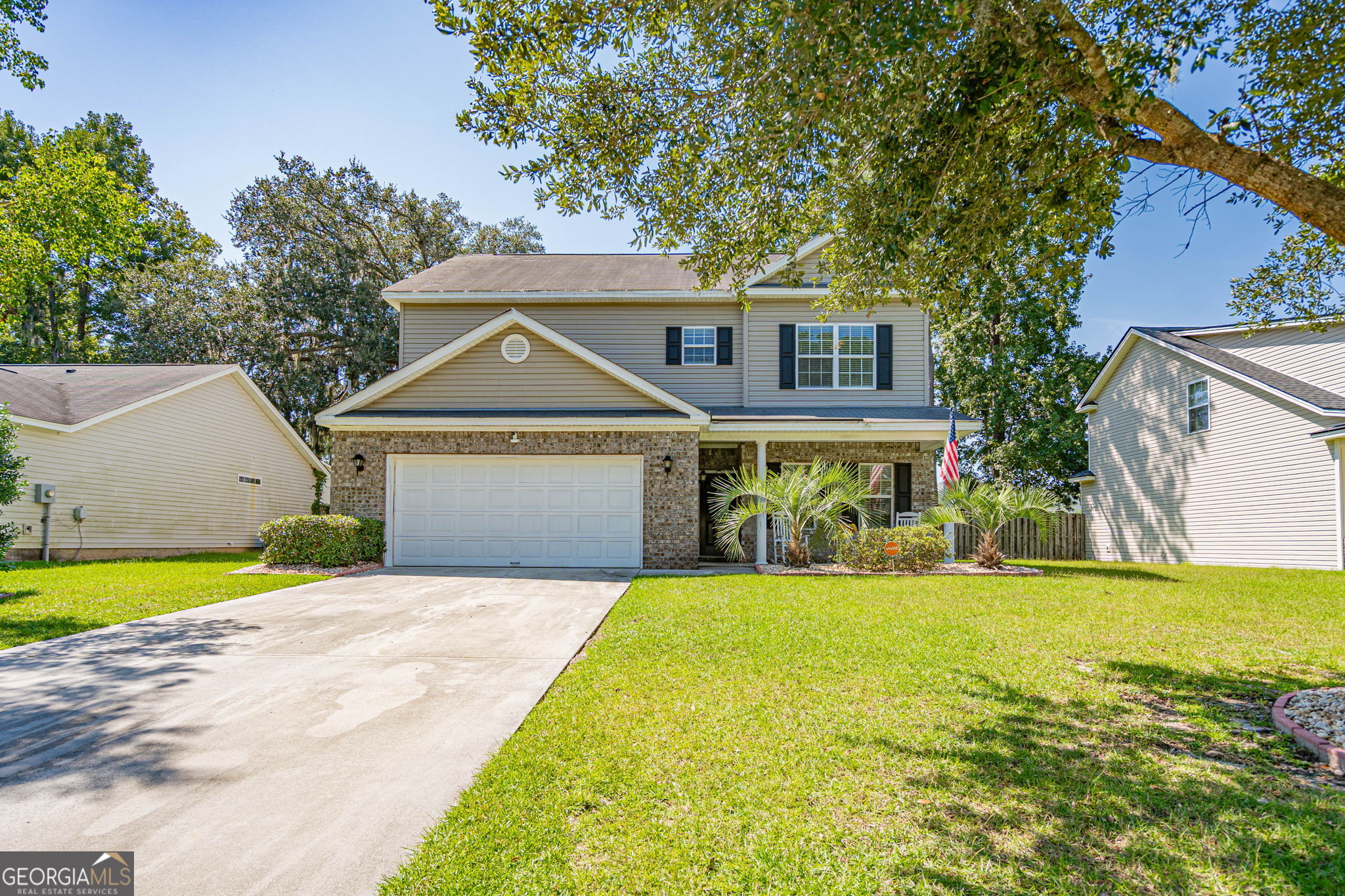 Great family home with 3 bedrooms plus 2.5 baths with loft. Formal Dining Room. Formal Living Room. Great Room with fireplace. Kitchen with breakfast area. Master bedroom upstairs. Master bath with double vanity, garden tub & separate shower. Privacy fenced yard. Community Amenities include pool, playground, clubhouse, and fitness gym.