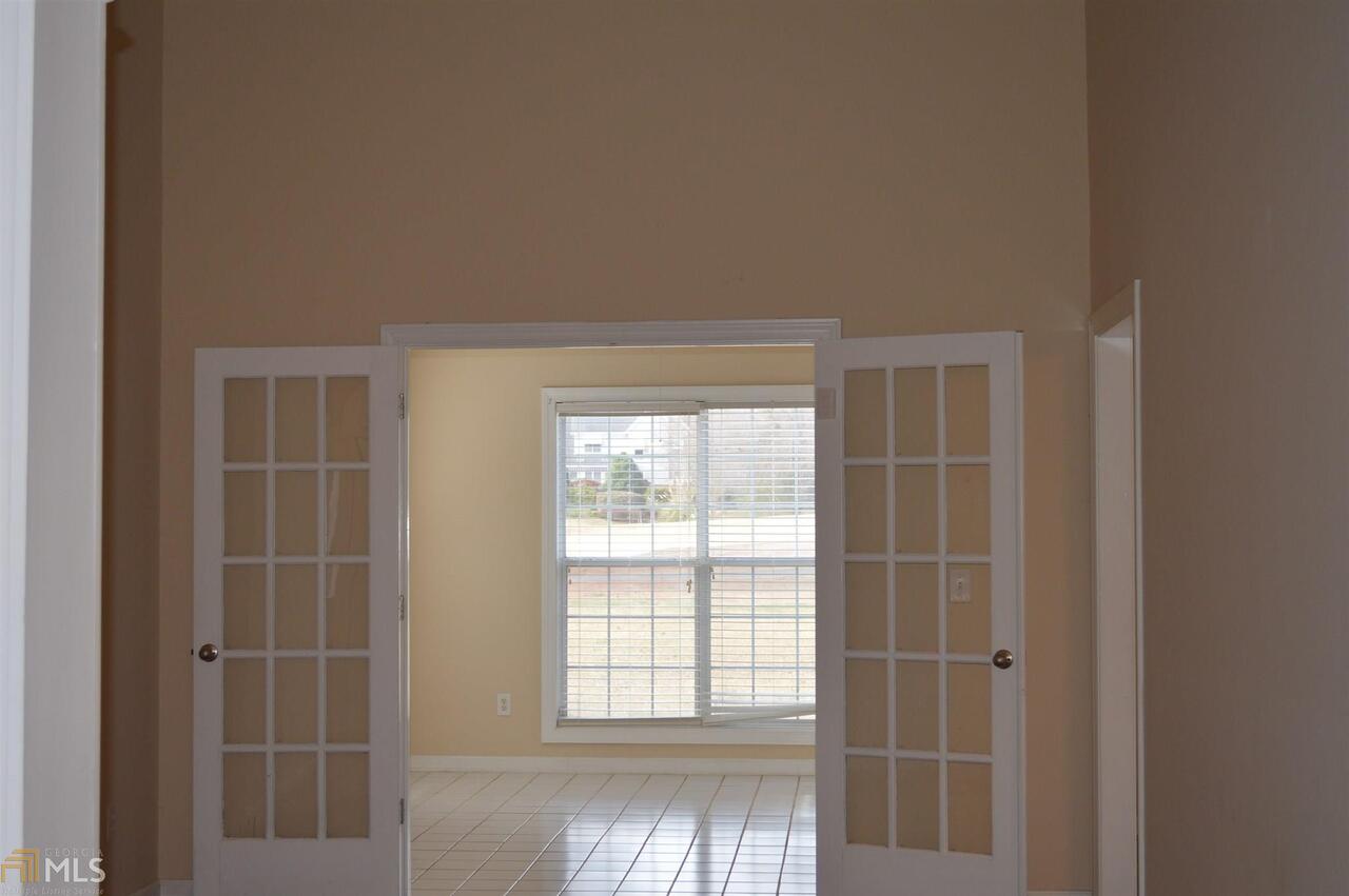 Newnan, Georgia 30265, United States, 4 Bedrooms Bedrooms, ,3 BathroomsBathrooms,Residential,Pending,99398