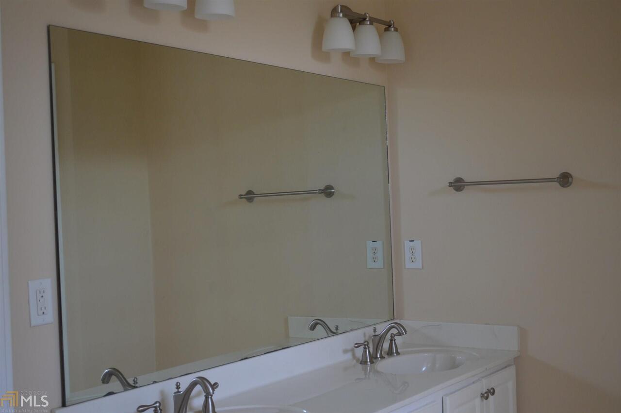 Newnan, Georgia 30265, United States, 4 Bedrooms Bedrooms, ,3 BathroomsBathrooms,Residential,Pending,99398