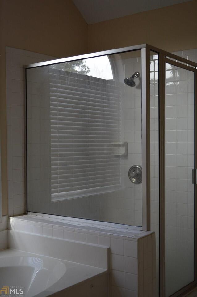 Newnan, Georgia 30265, United States, 4 Bedrooms Bedrooms, ,3 BathroomsBathrooms,Residential,Pending,99398