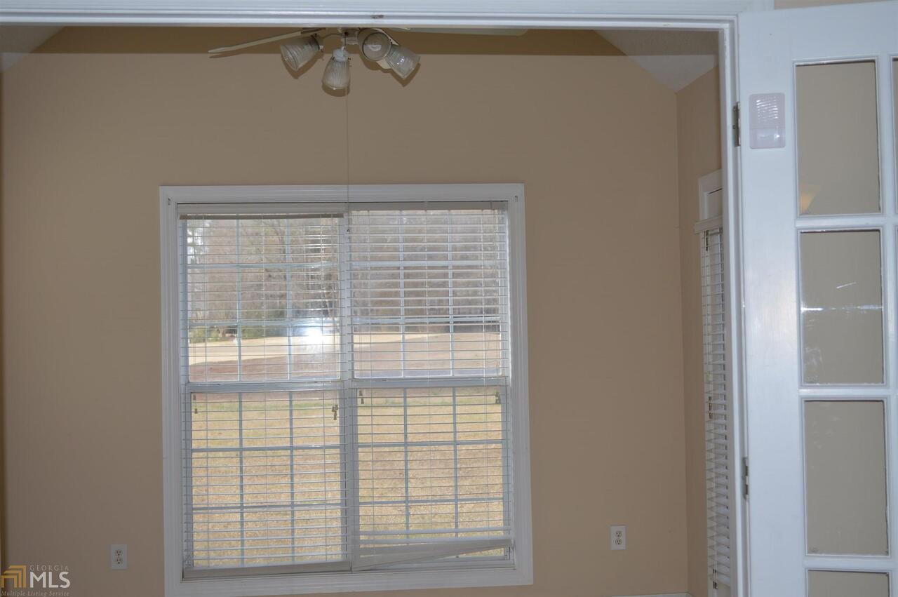 Newnan, Georgia 30265, United States, 4 Bedrooms Bedrooms, ,3 BathroomsBathrooms,Residential,Pending,99398