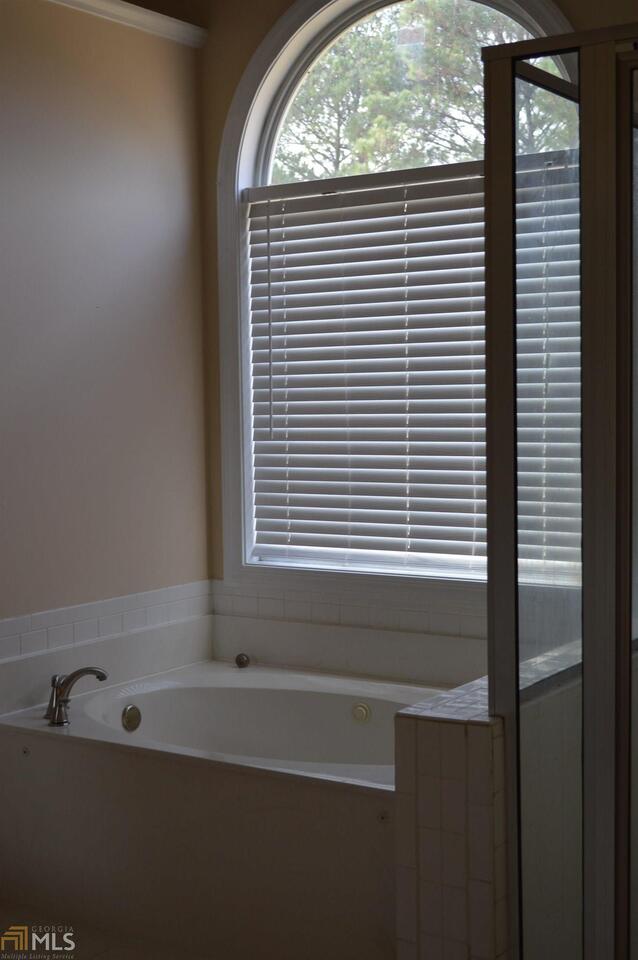 Newnan, Georgia 30265, United States, 4 Bedrooms Bedrooms, ,3 BathroomsBathrooms,Residential,Pending,99398