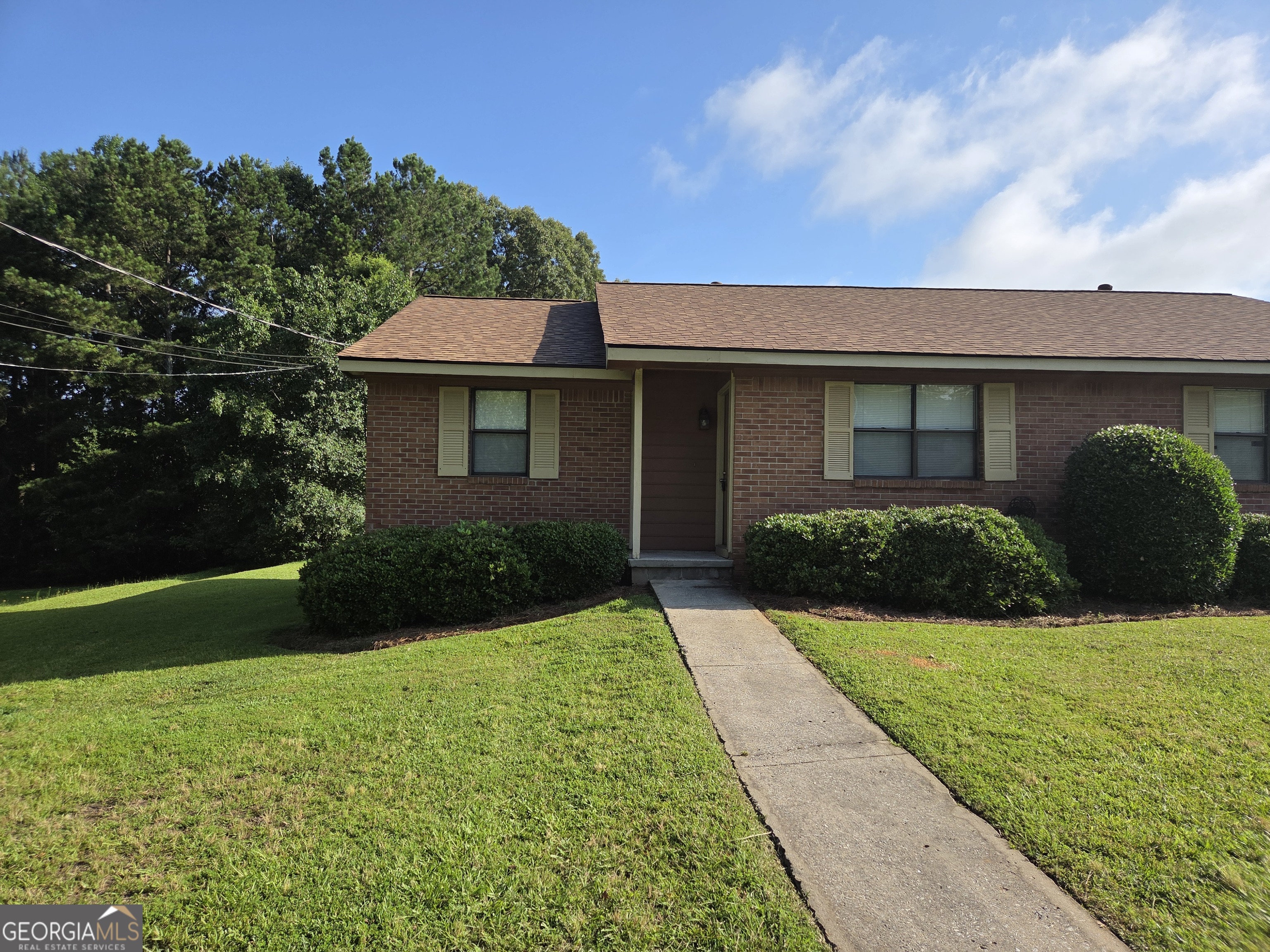 Move-in ready home features 2 bedrooms, 1 and 1/2 bath and new kitchen appliances. This quiet neighborhood is centrally located near shopping, public transportation, schools, church's, et Applicant pays for non refundable screening report.