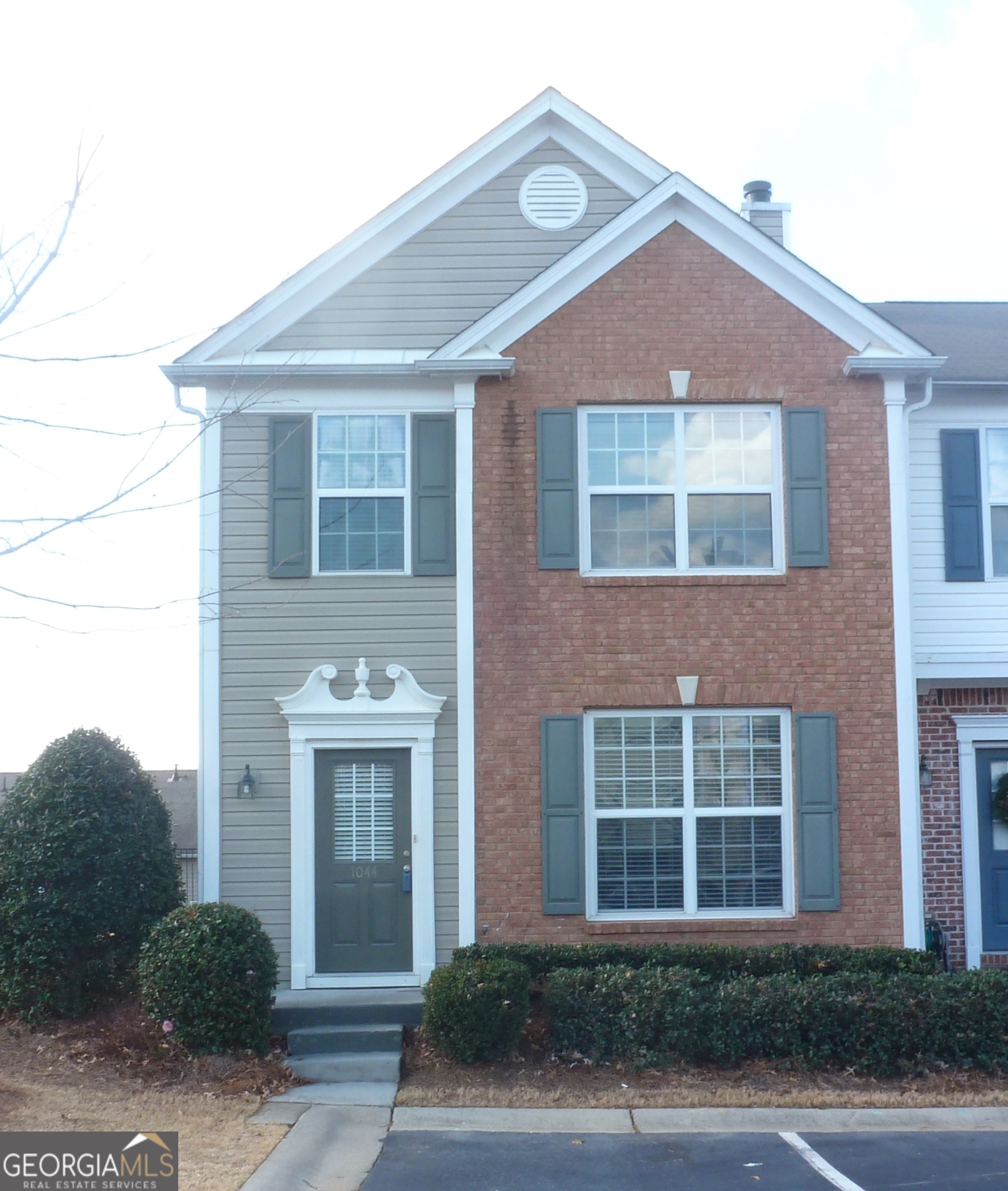 Wonderful end unit in great Alpharetta location!!!Like New!!!!completely redone!!!!NEW photos coming soon!!!!New Laminate flooring throughout home - No carpet***New interior paint, fully equipped kitchen features granite counter tops, wood cabinets, tiled backsplash, stainless steel appliances; Large firieside family room; separate dining room; vaulted owner's retreat is upstairs with new laminate flooring and paint, walk-in closet, updated vanities with marble tops and flooring; 2 additional spacious bedrooms with closets; Guest bath has updated vanity, marble tops and flooring; Home has lots of windows that provide an abundance of natural light throughout; Extended tiled patio to enjoy the oversized private back yard; Community pool and playground; Top schools!!!minutes to Windward, Halcyon outdoor mall, G400; close to downtown Alpharetta, Avalon, Northpoint mall; community parks, Lake Lanier, lots of dining options, shopping, entertainment.