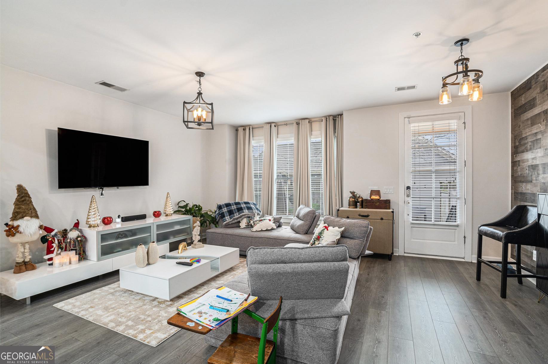 6084 Holly Park LN SE