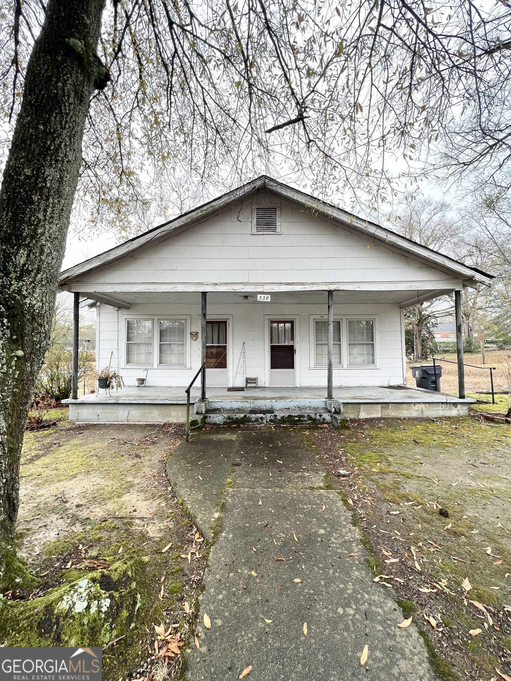 Great opportunity for a 2 bed, 2 bath home DOWNTOWN Villa Rica! Close to schools, interstate, shopping & dining.