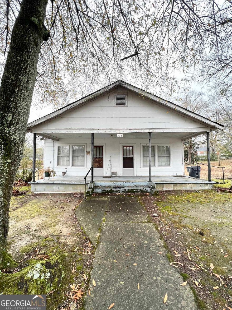 Great opportunity for a 2 bed, 2 bath home DOWNTOWN Villa Rica! Close to schools, interstate, shopping & dining.