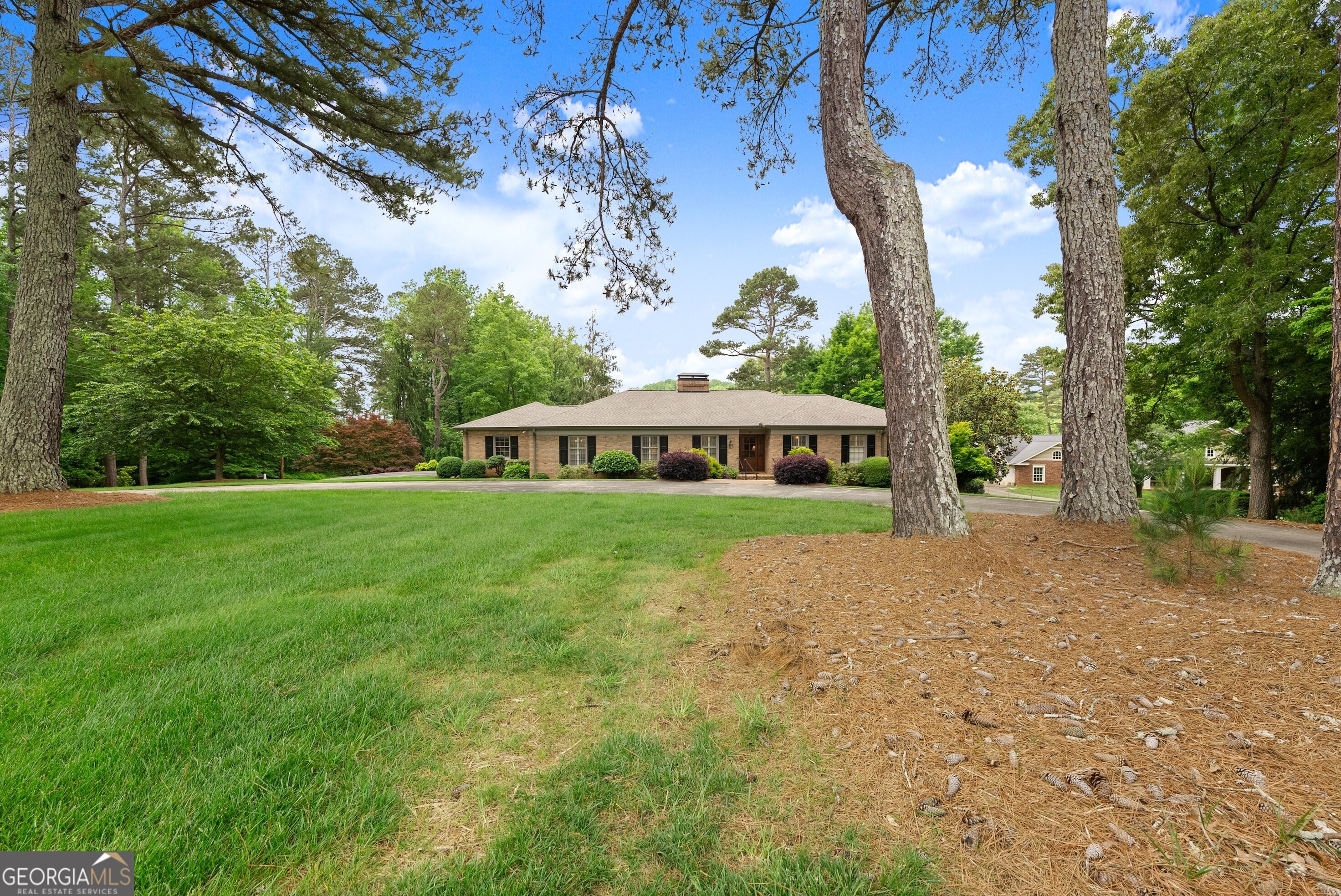 607 E Lake DR
