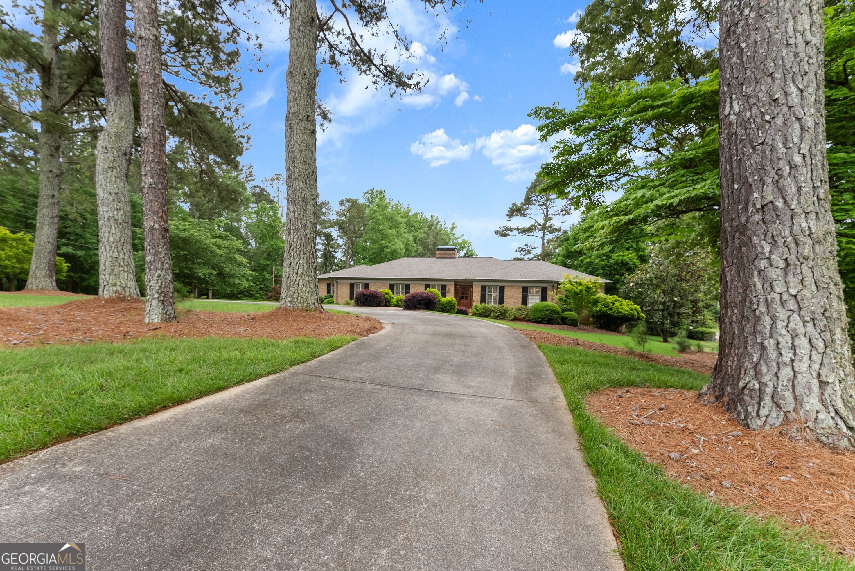 607 E Lake DR
