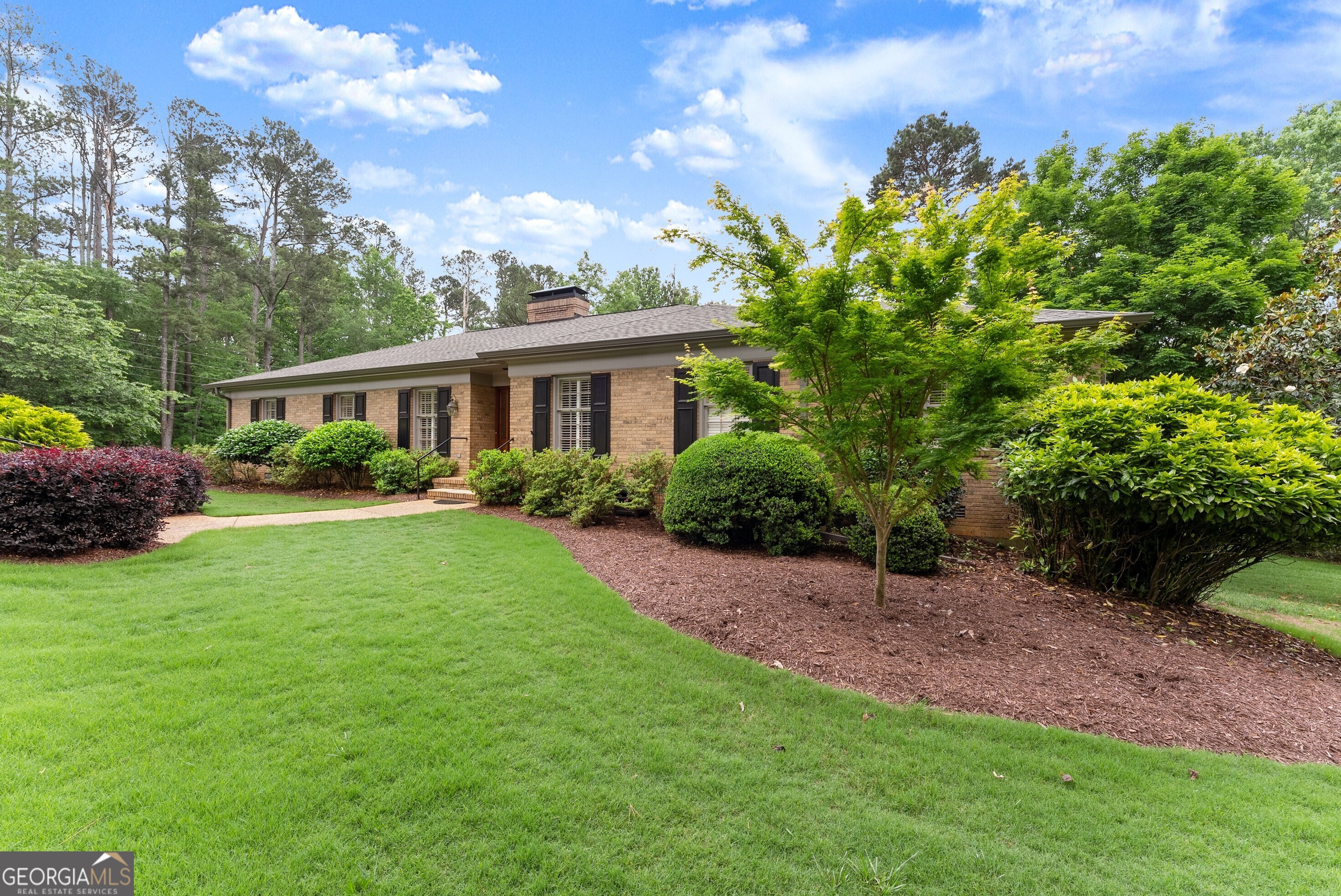 607 E Lake DR