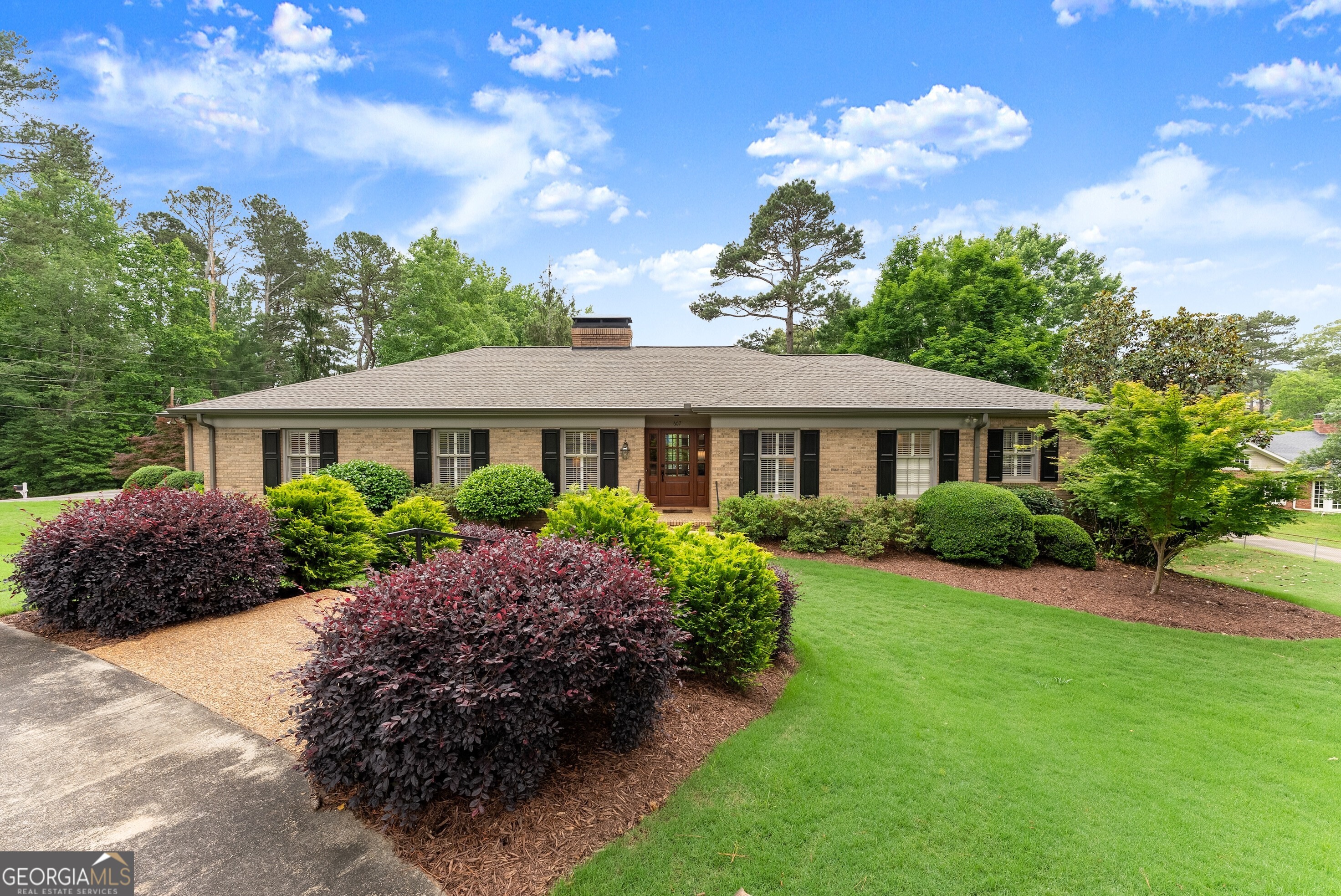 607 E Lake DR