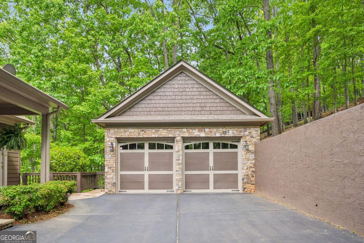 215 Columbine DR
