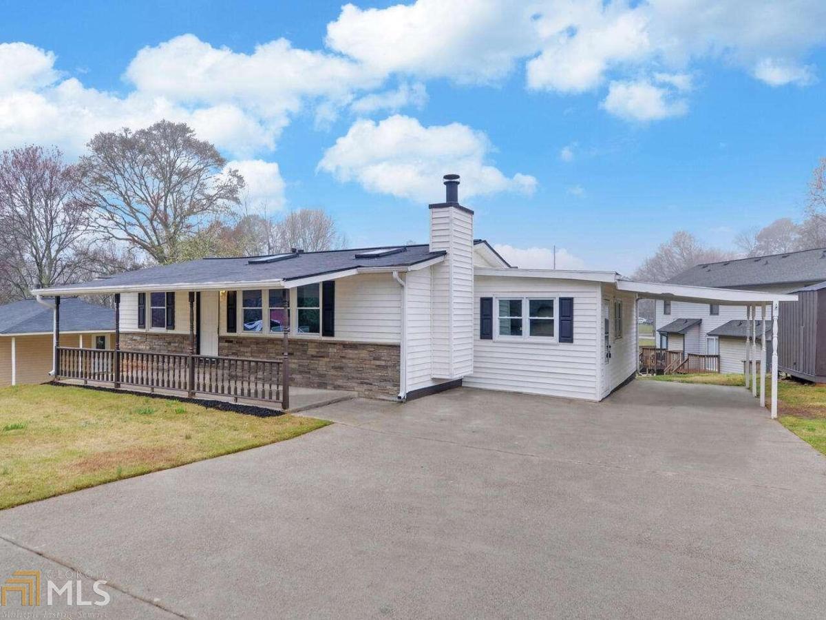 Perfectly situated on almost 1/3 acre, this 4 sided vinyl home has been lovingly renovated. 3 spacious bedrooms and modern bath. Beautiful hardwood floors, fresh paint, ceramic tile. Large home office. Updated kitchen with eat in breakfast area and tons of cabinet space. Great backyard with a huge deck. Close to UNG and 985. Walk to shopping.