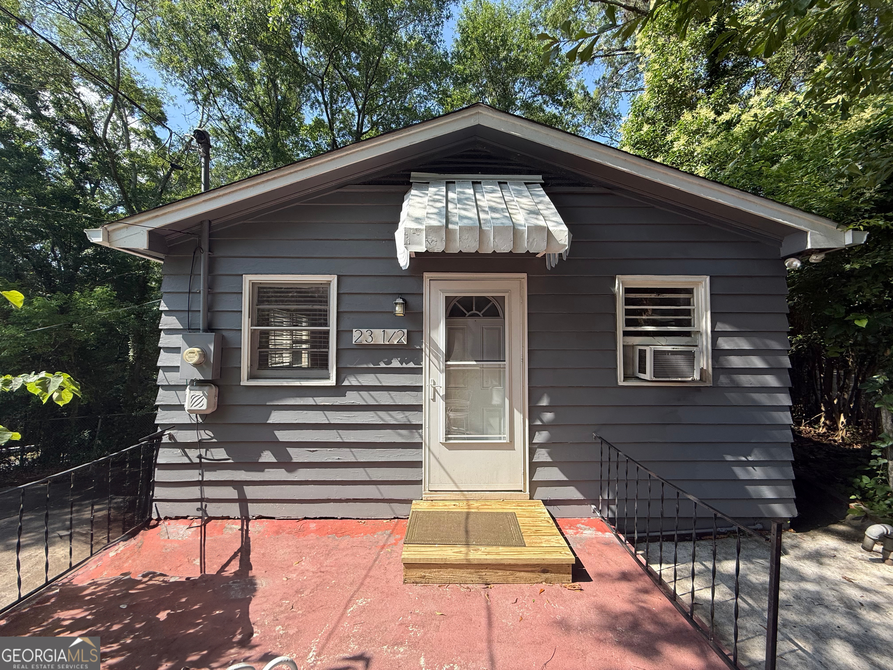 East Rome: MOVE-IN SPECIAL $500 OFF 1ST MONTH RENT. 2 bedroom 1 bath garage apartment. Includes gas stove, refrigerator, dishwasher, microwave, washer & dryer. Has central heat, window a/c, includes water, no pets