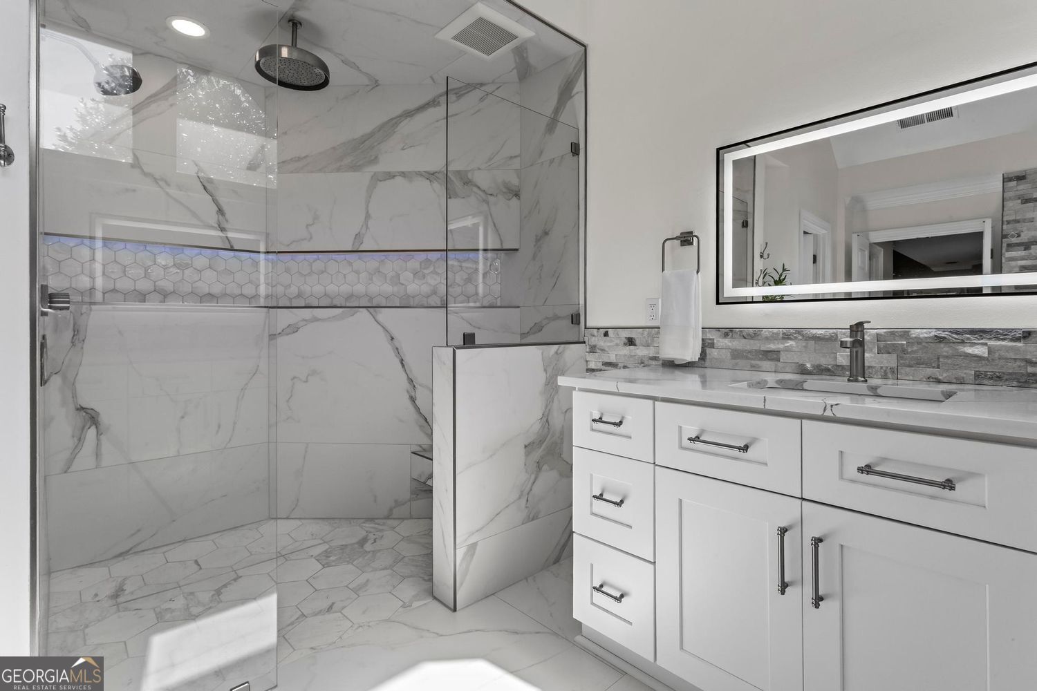 Alpharetta, Georgia 30005, United States, 4 Bedrooms Bedrooms, ,5 BathroomsBathrooms,Residential,Active,200339