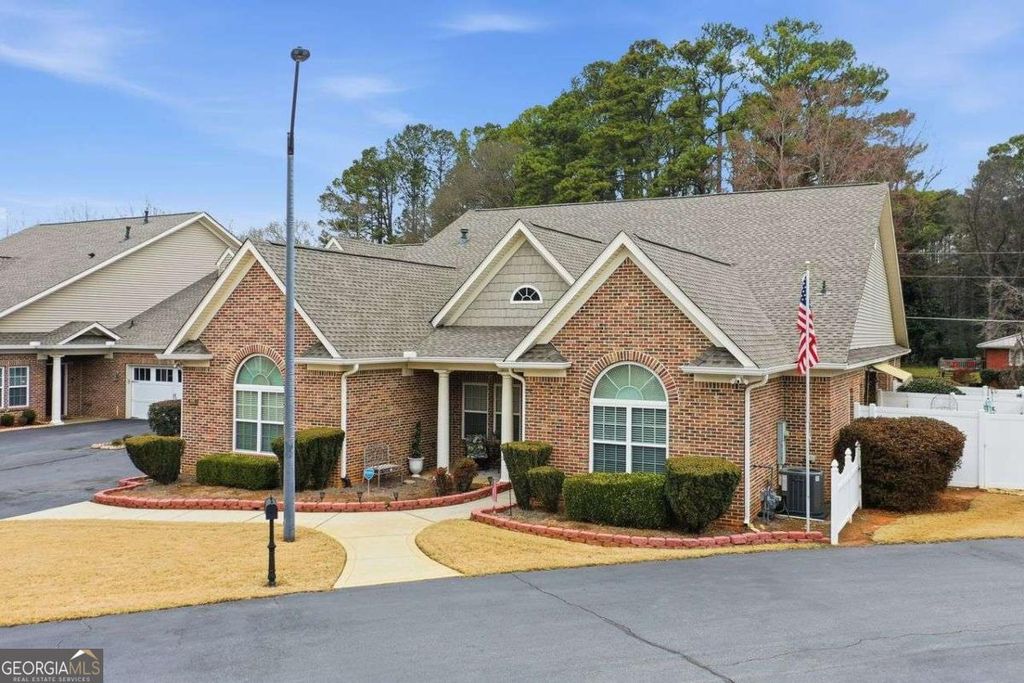 Photo of 995 Savannah Commons Drive NE #6, Kennesaw, GA 30144 (MLS # 10680455)