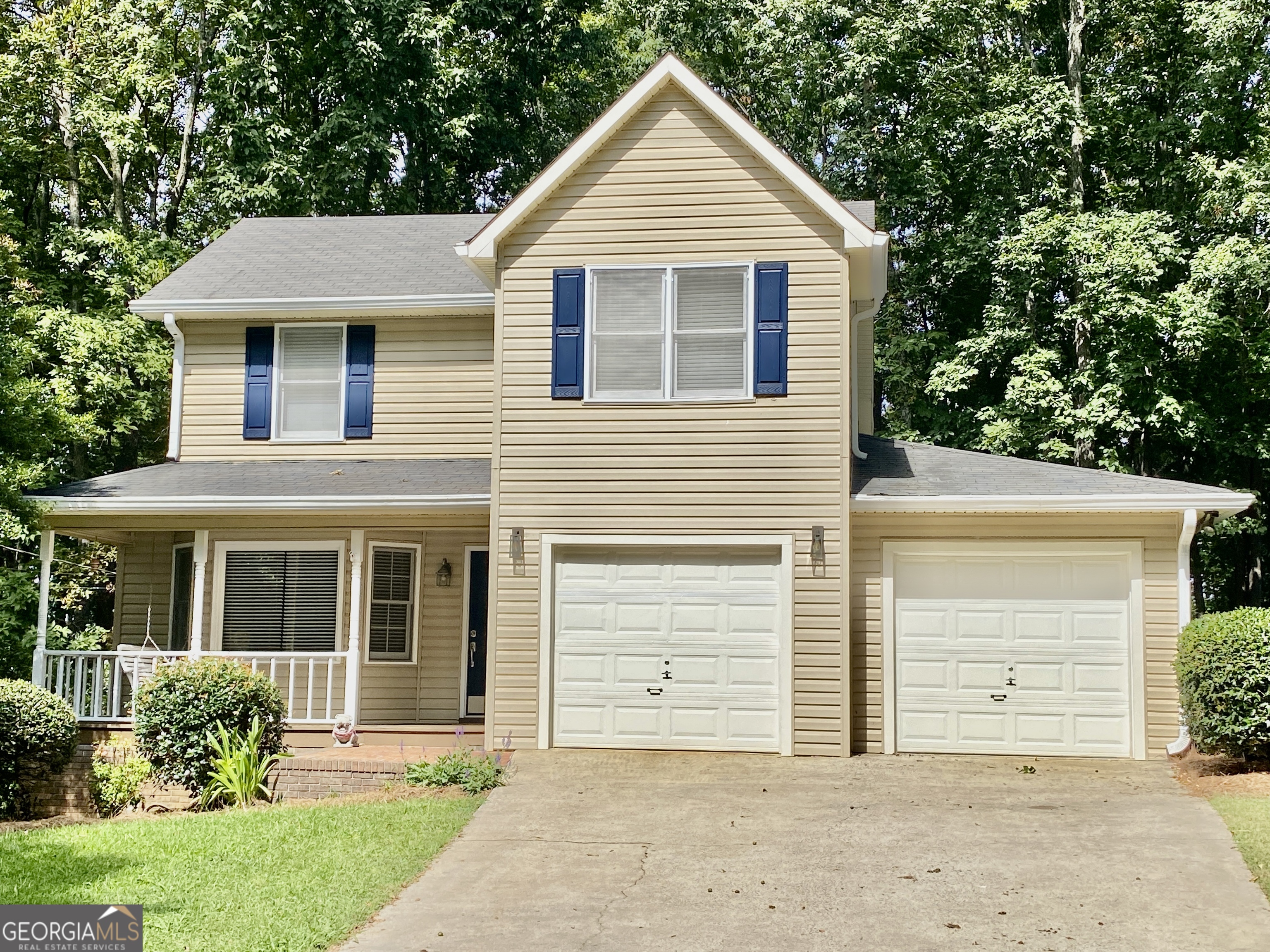 BEAUTIFUL HOME NESTLED IN THE WOODS AT THE END OF A CULDESAC IN DESIRABLE TWICKENHAM SUBDIVISION. THIS 3 BR, 2.5 BA HOME FEATURES A LIVING ROOM, GREAT ROOM WITH HIGH CEILING AND A FIREPLACE, LARGE BRIGHT KITCHEN WITH AN ABUNDANCE OF CABINET SPACE, FORMAL DINING ROOM, WONDERFUL SCREENED IN PORCH AND SEPARATE DECK OVER LOOKING THE WOODS. THE INTERIOR PICTURES WERE LIMITED BECAUSE SELLER FIXING TO HAVE AN ESTATE SALE. FABULOUS HOUSE WILL GO QUICKLY!