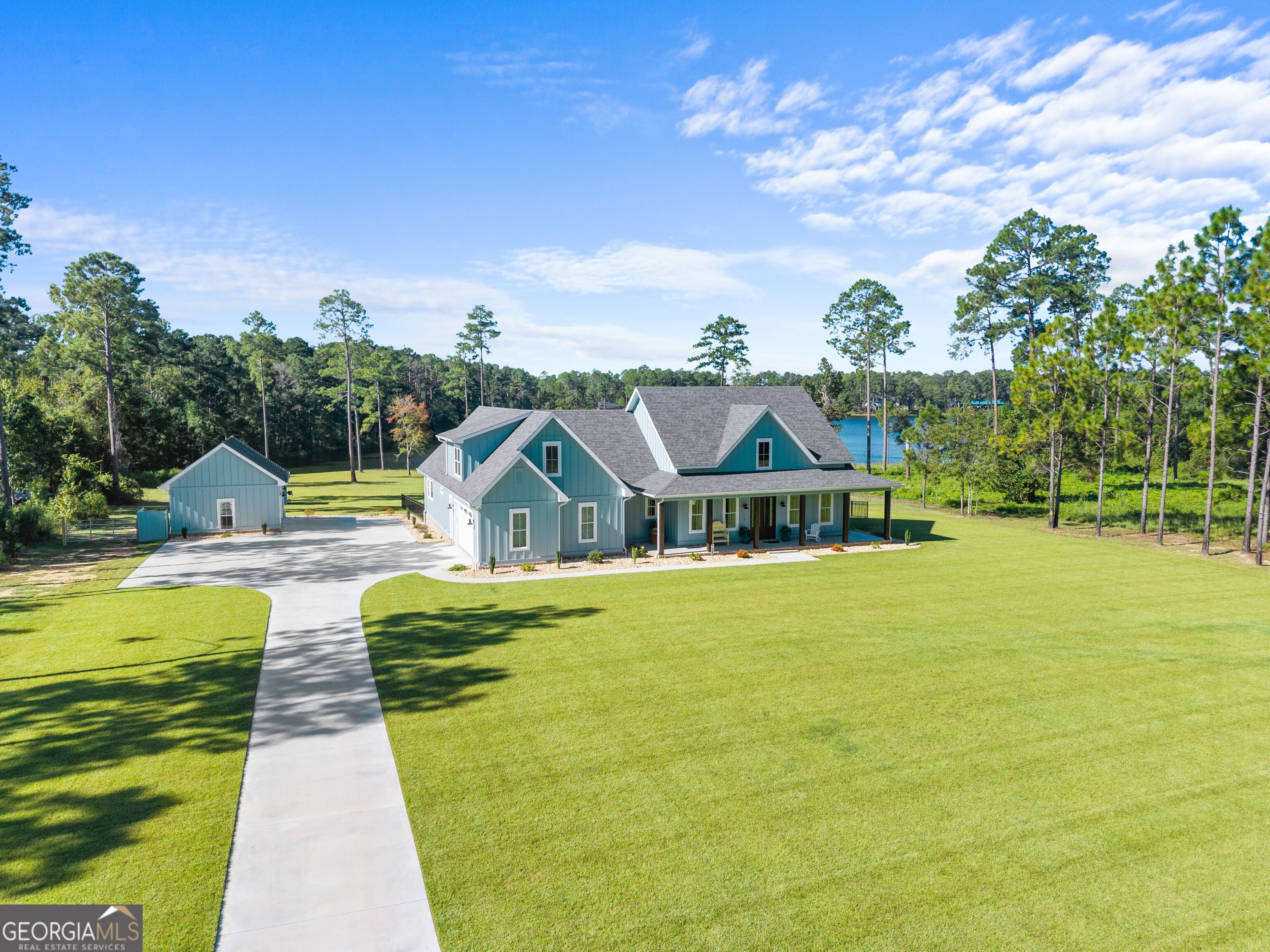 122 E Lake DR