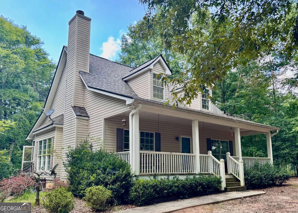 Super cute home on almost 3 acres just south of Dahlonega. Home needs a lot of TLC but would make a great starter home, short term rental or flip. No HOA! Home has a master on the main with two additional bedrooms upstairs, large front and back porch. Two car detached garage is 32 x 16. Home also has an outbuilding perfect for a vehicle, lawn equipment or storage.