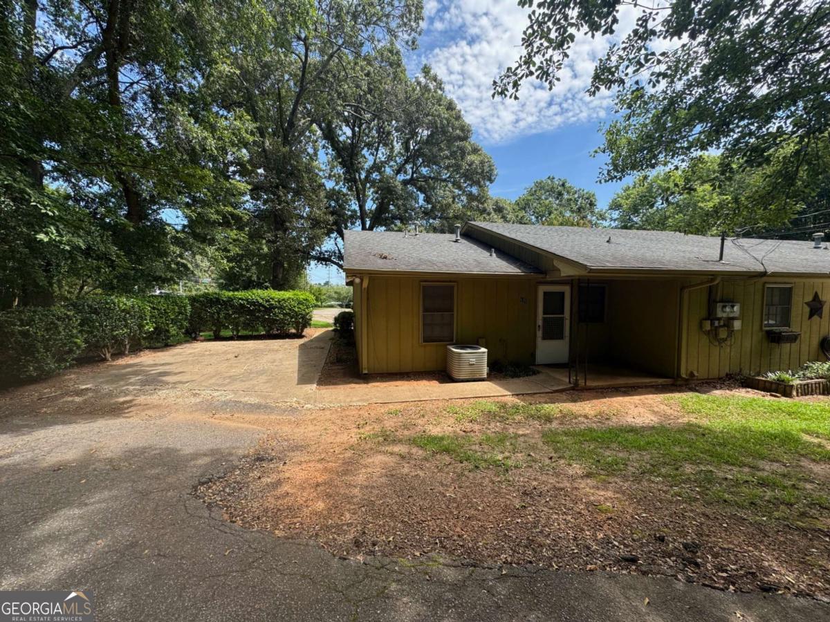 2 bedroom/1 bath duplex available on the westside of Athens. Conveniently located to restaurants and shopping off of Epps Bridge. Minutes away from Downtown Athens.