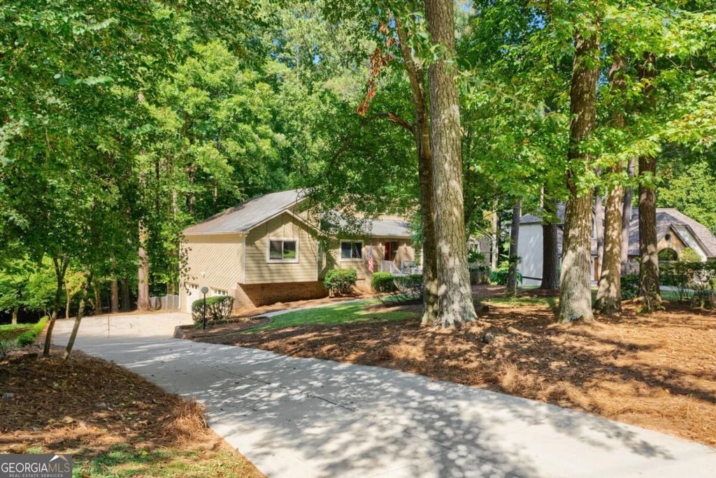 Photo of 4004 Woodridge Court, Duluth, GA 30096 (MLS # 10843802)