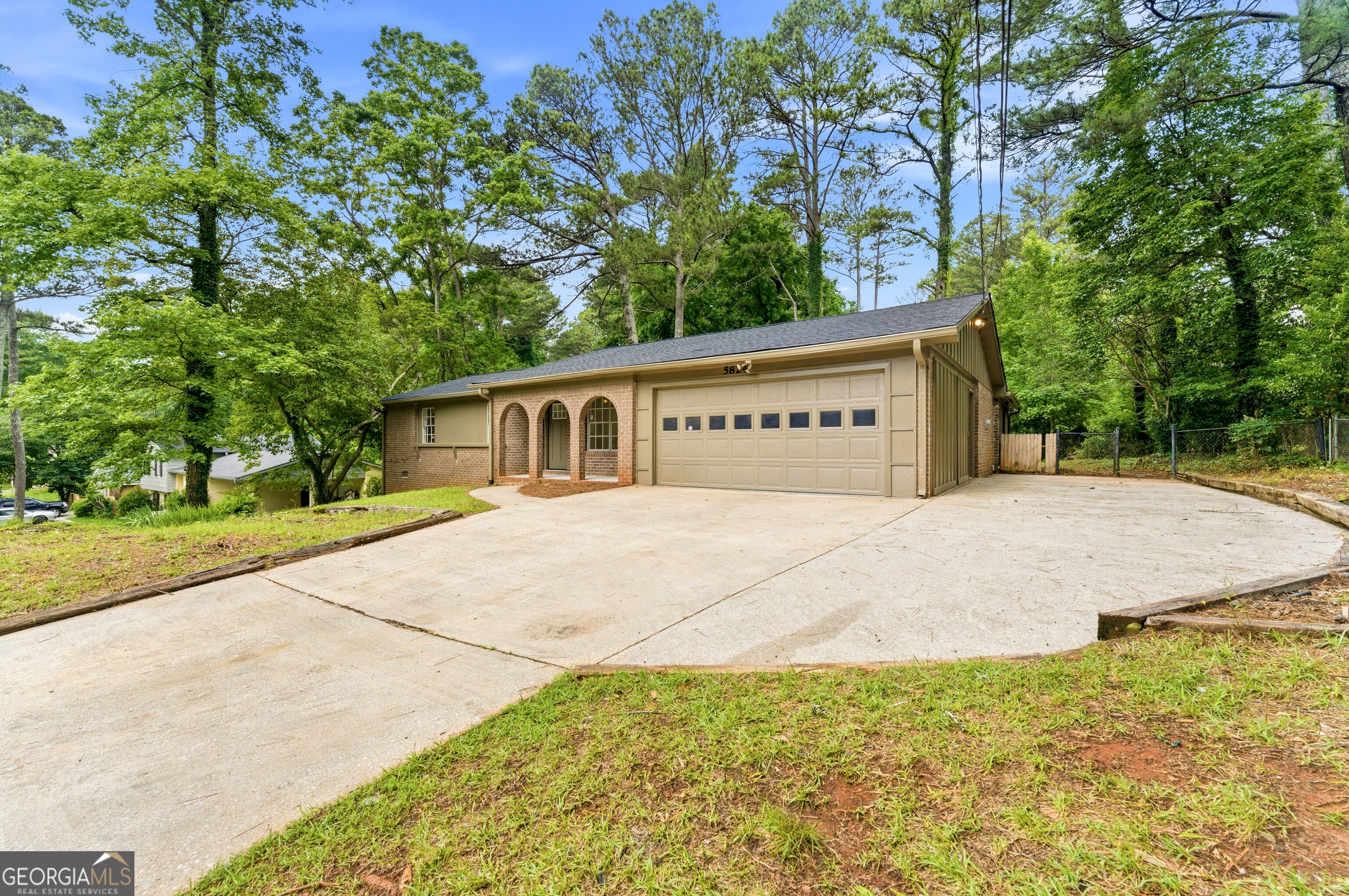 5824 Oakleaf WAY