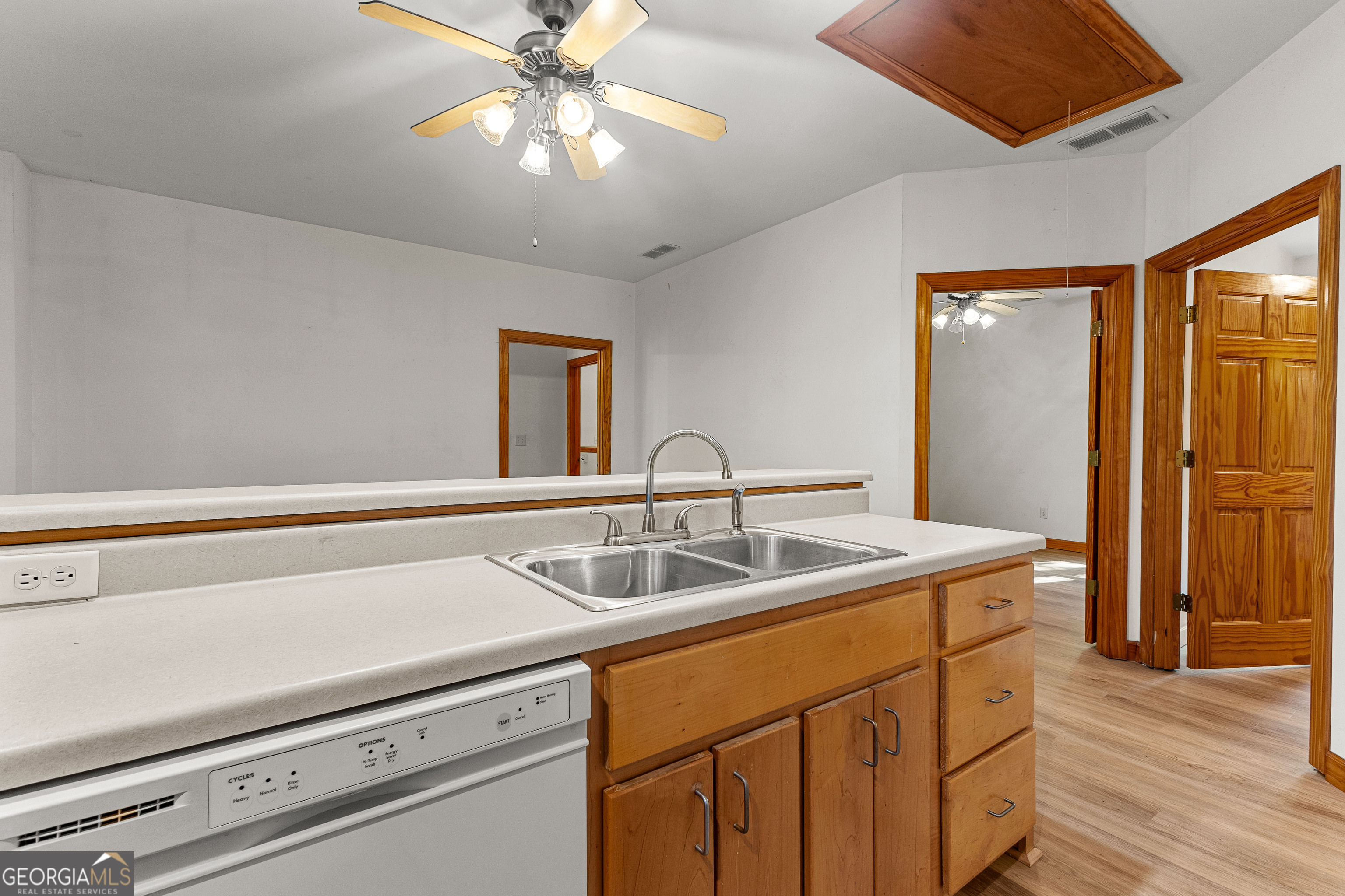 Barnesville, Georgia 30204, United States, 4 Bedrooms Bedrooms, ,2 BathroomsBathrooms,Residential,Pending,111576