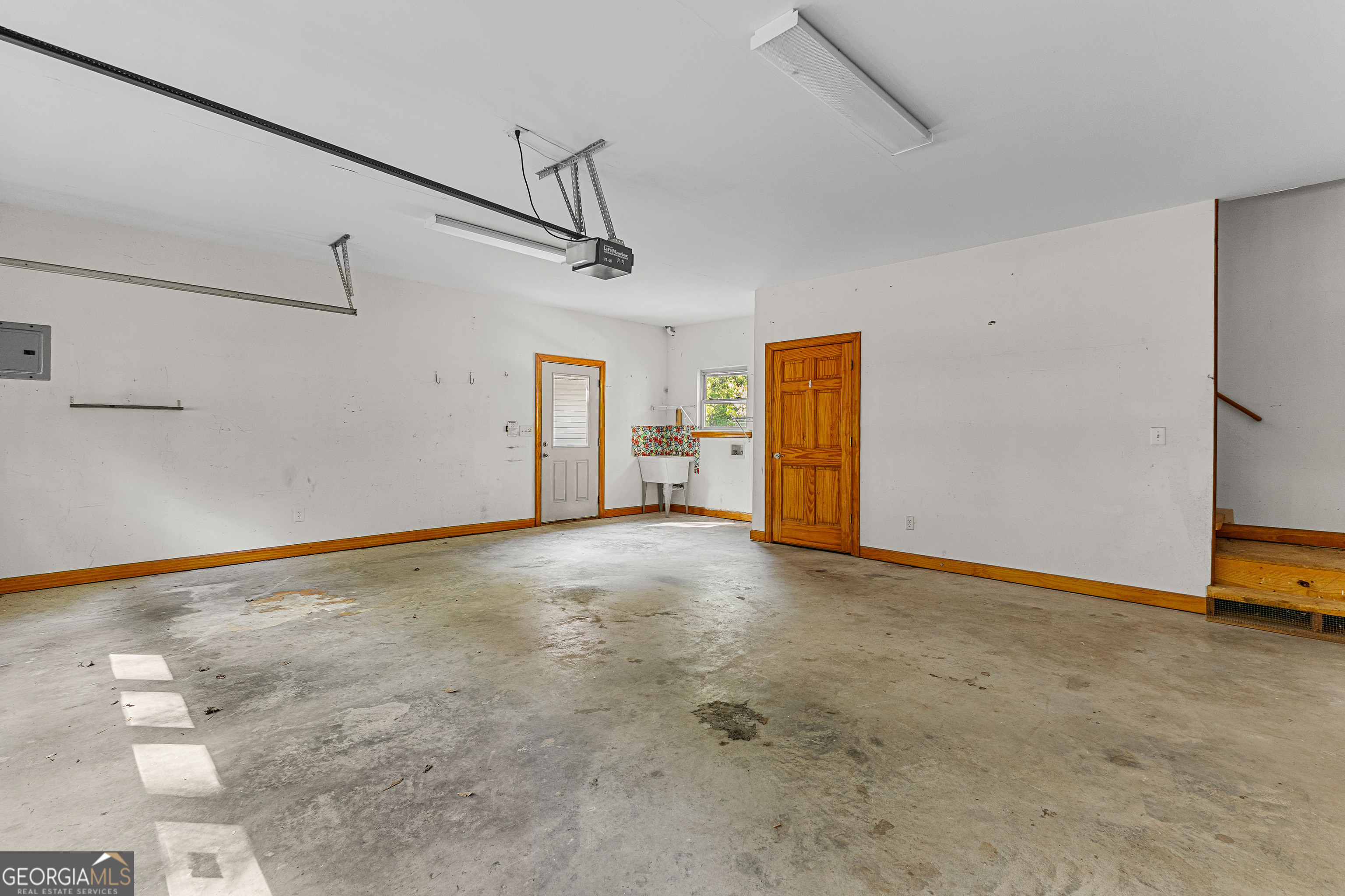 Barnesville, Georgia 30204, United States, 4 Bedrooms Bedrooms, ,2 BathroomsBathrooms,Residential,Pending,111576