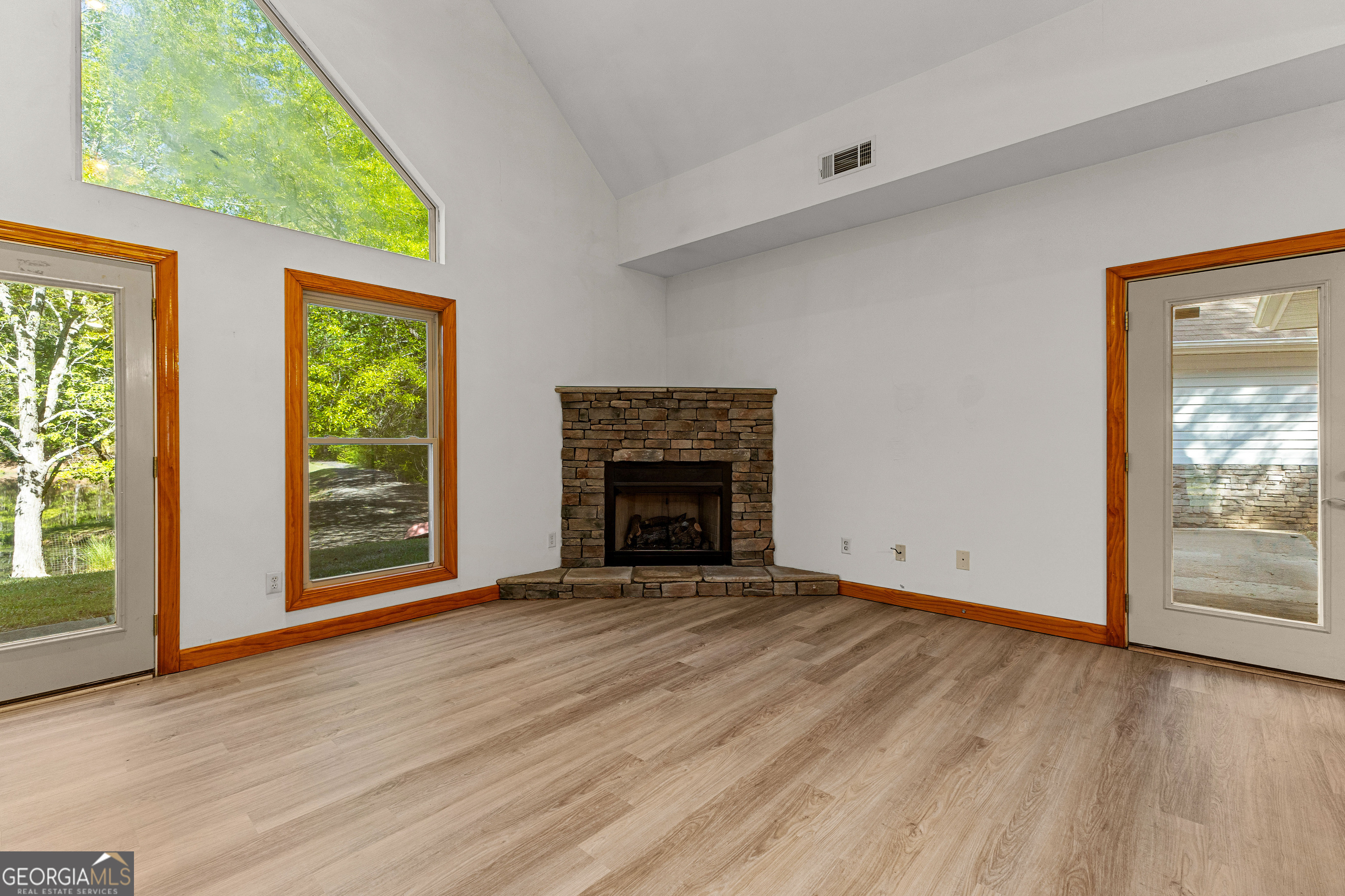 Barnesville, Georgia 30204, United States, 4 Bedrooms Bedrooms, ,2 BathroomsBathrooms,Residential,Pending,111576