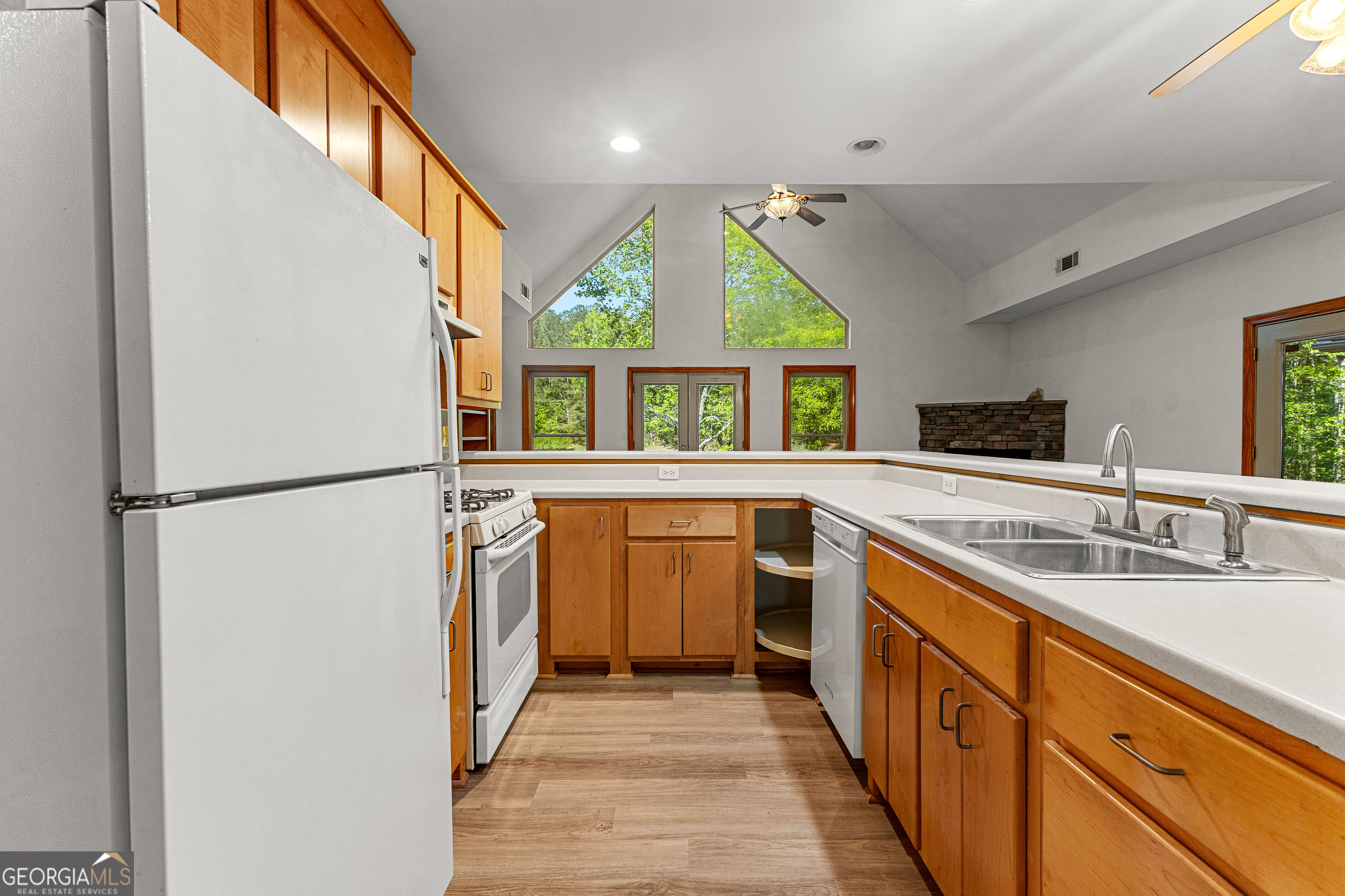 Barnesville, Georgia 30204, United States, 4 Bedrooms Bedrooms, ,2 BathroomsBathrooms,Residential,Pending,111576