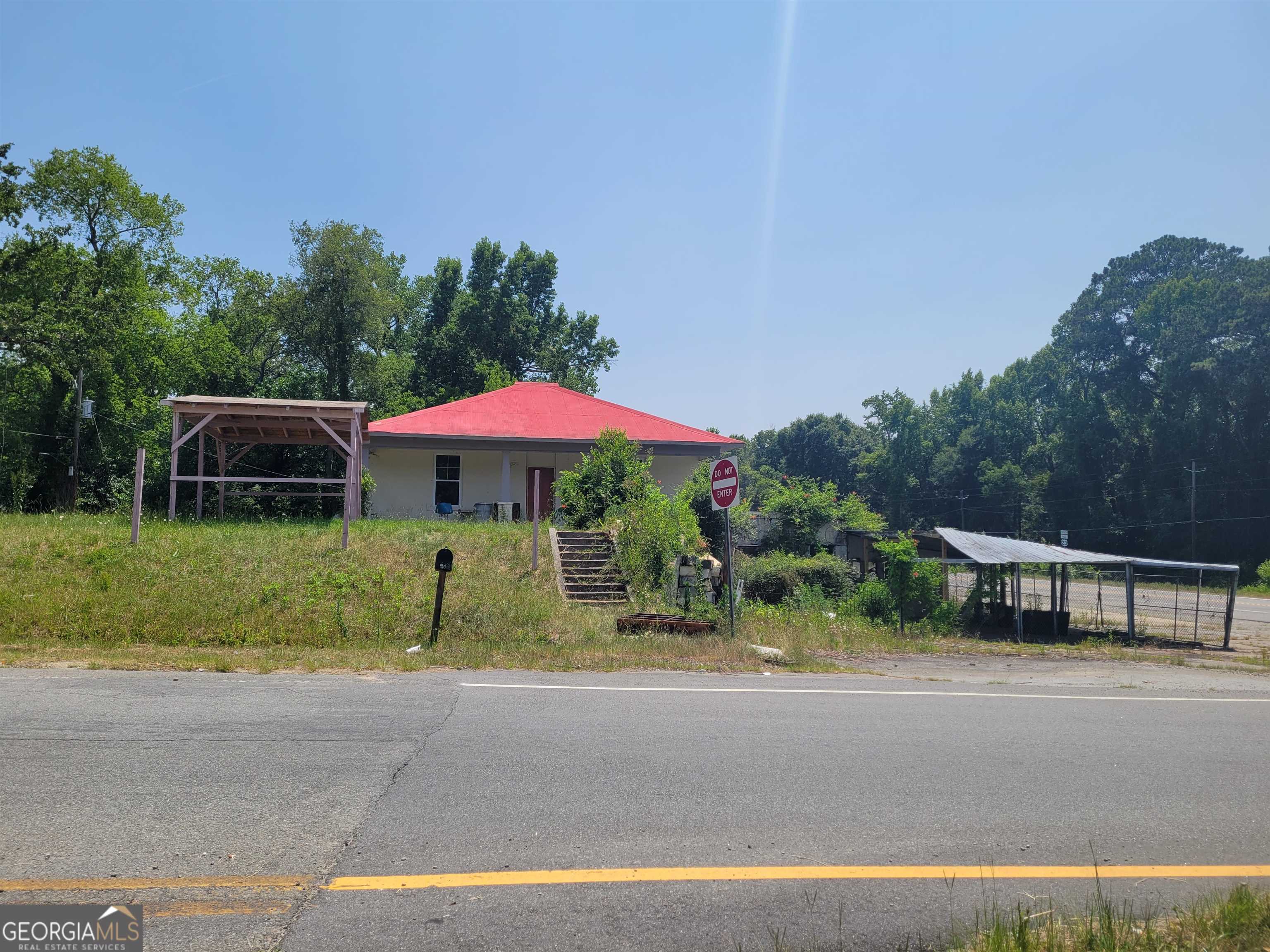 COMMERCIAL LOT WITH A LARGE WAREHOUSE AND A HOUSE! COULD BE USED AS OFFICE SPACE AS WELL. OVER 3,700 SQUARE FEET TOTAL. OVER 400 FEET OF ROAD FRONTAGE. CORNER LOT WITH RIGGINS MILL RD ON ONE SIDE AND OCMULGEE EAST BLVD ON THE OTHER. THE BUSINESS POSSIBILITIES ARE UNLIMITED WITH OVER AN ACRE OF SPACE. LAND HAS BEEN CLEARED BEHIND WAREHOUSE. HOUSE/OFFICE SPACE HAS BEEN RENOVATED.