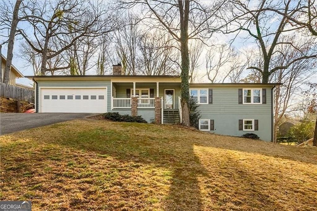 Photo of 1443 Lakeshore Circle, Gainesville, GA 30501 (MLS # 10698271)