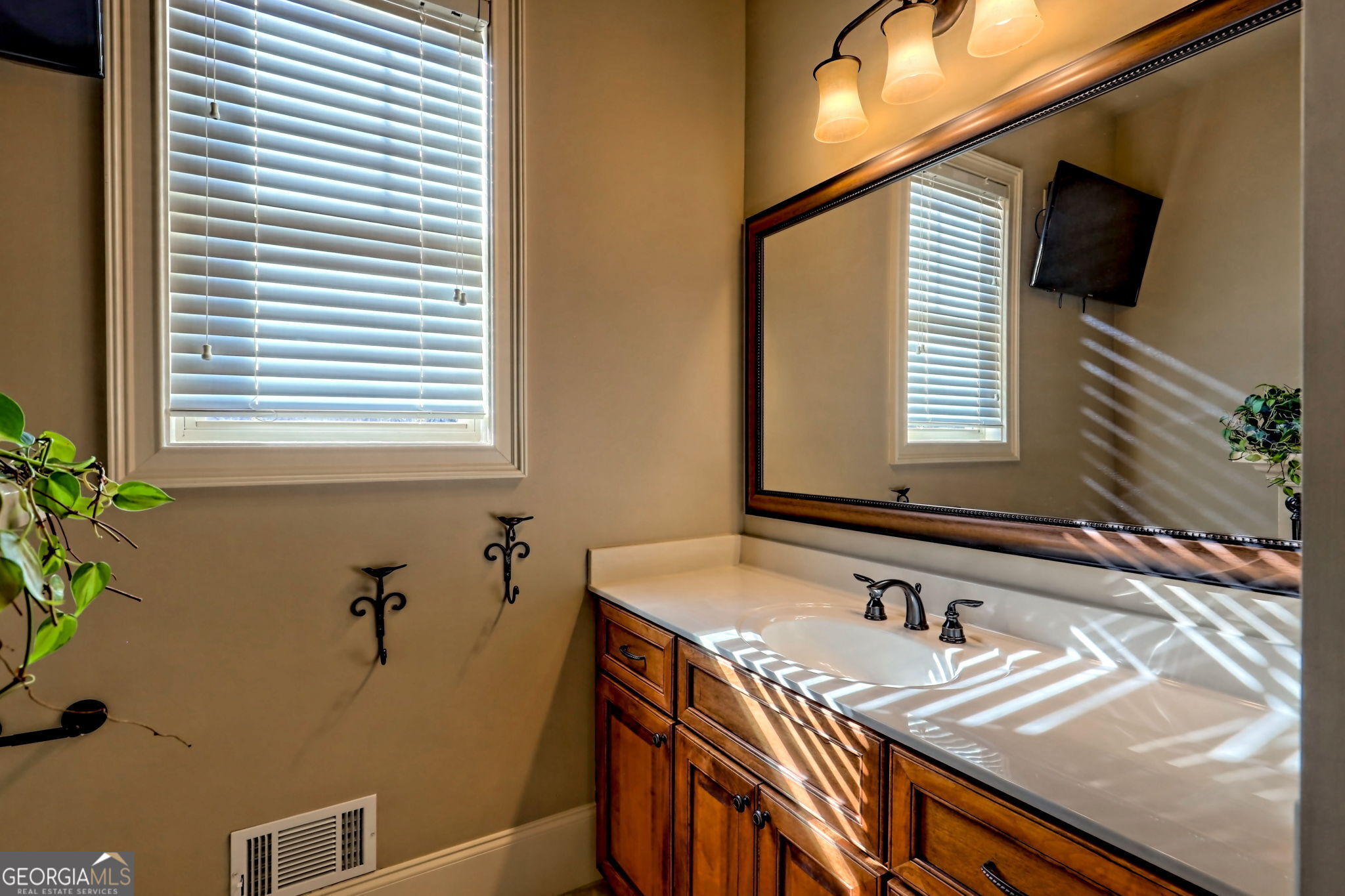 Clarkesville, Georgia 30523, United States, 4 Bedrooms Bedrooms, ,4 BathroomsBathrooms,Residential,Active,80352