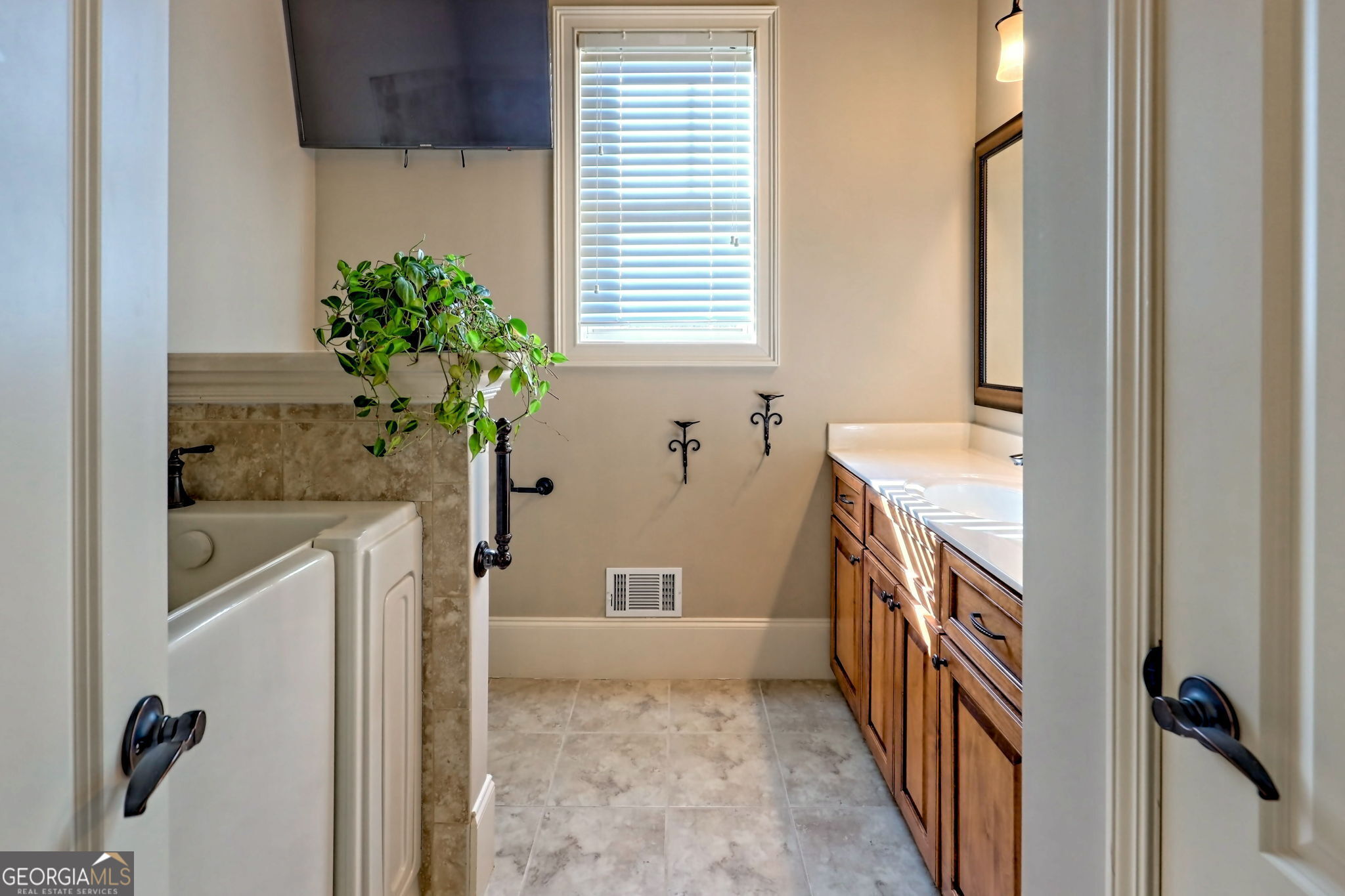 Clarkesville, Georgia 30523, United States, 4 Bedrooms Bedrooms, ,4 BathroomsBathrooms,Residential,Active,80352