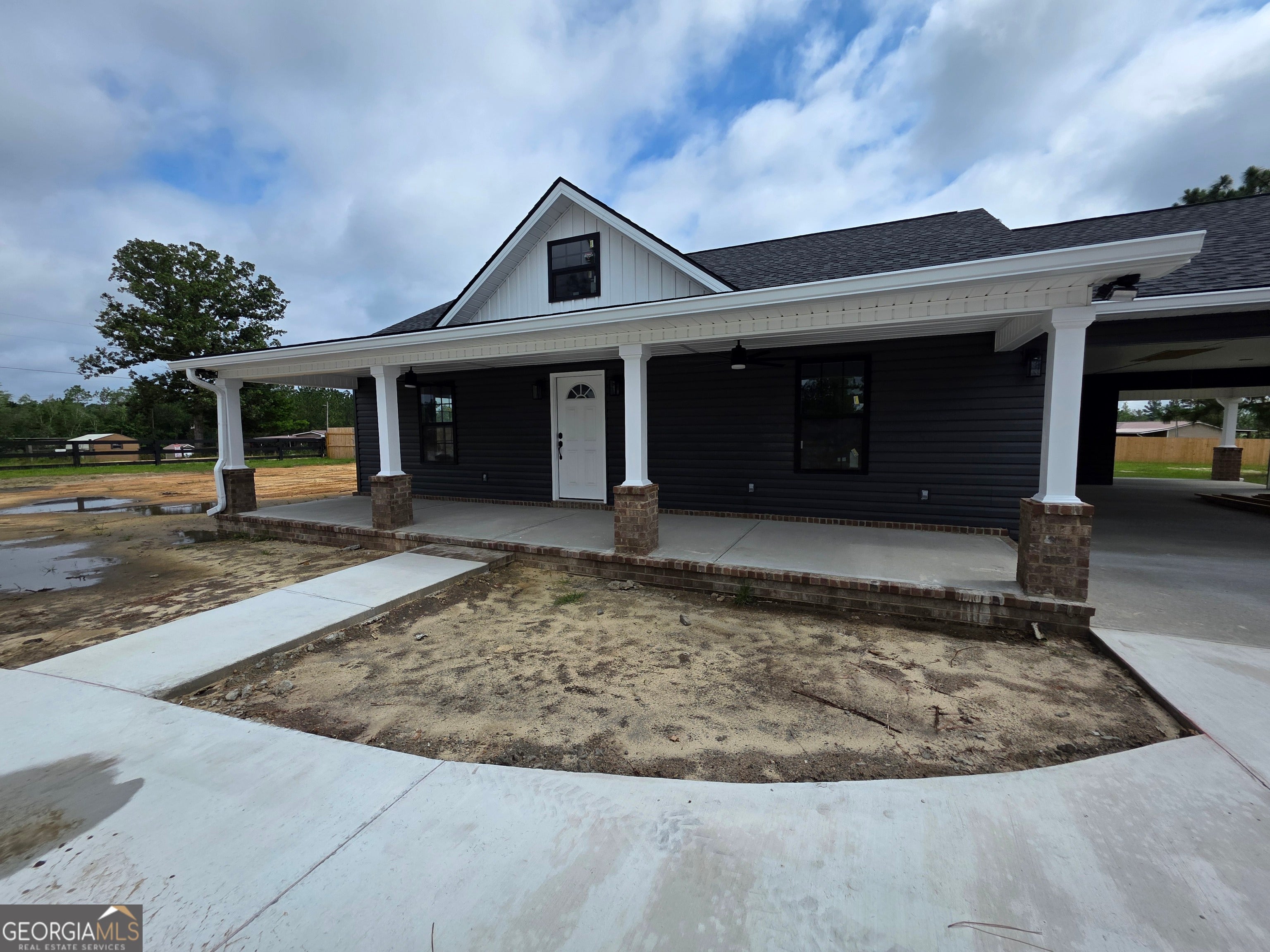 27 Elmwood LN