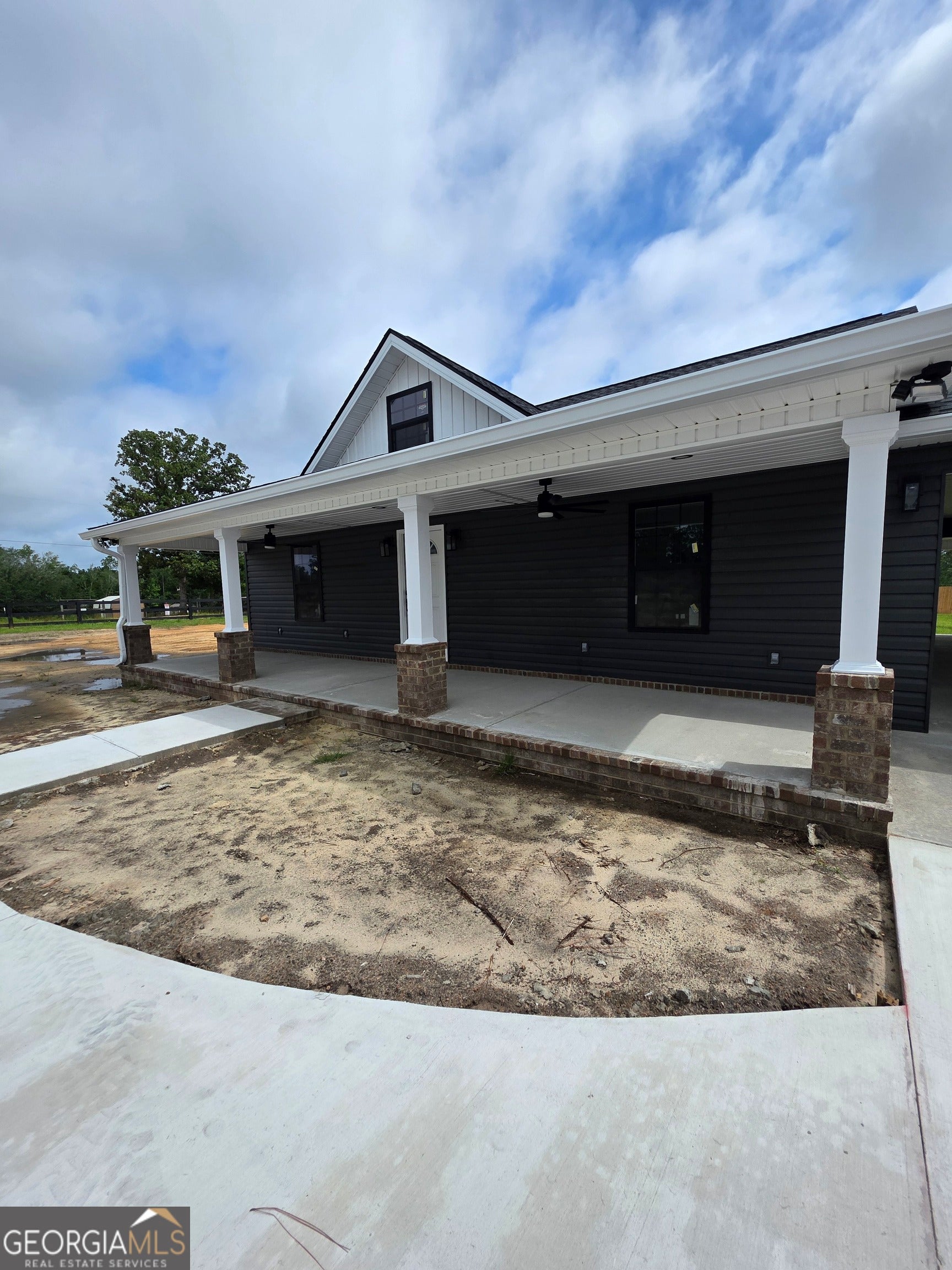 27 Elmwood LN
