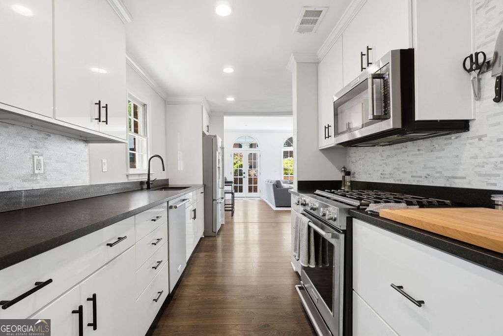 Photo of 425 Jefferson Circle NE, Sandy Springs, GA 30328 (MLS # 10767567)