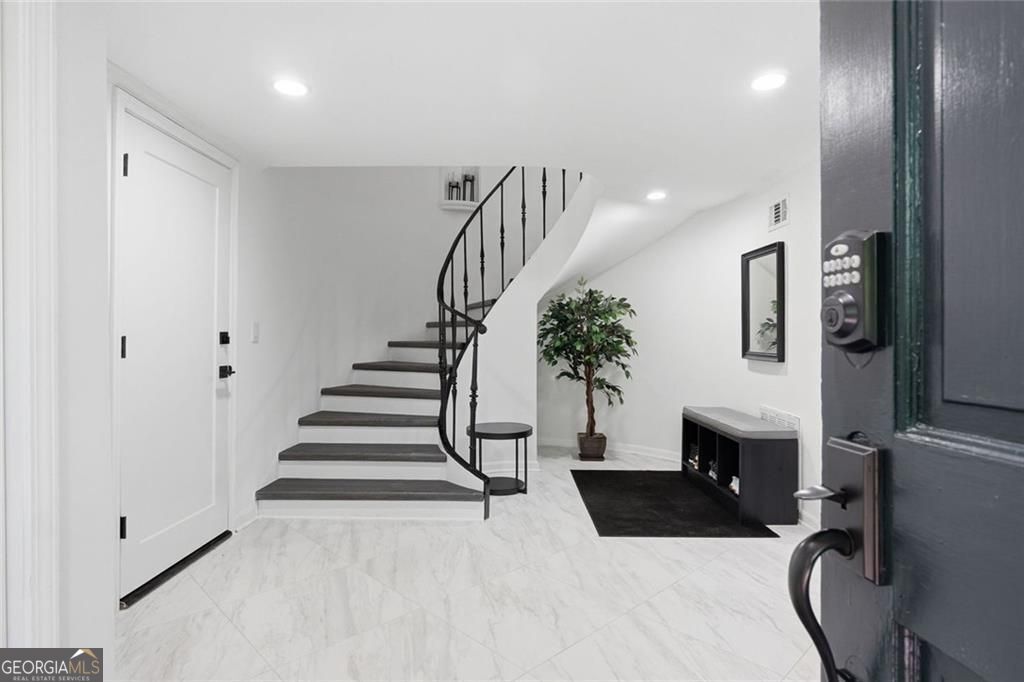 425 Jefferson CIR NE